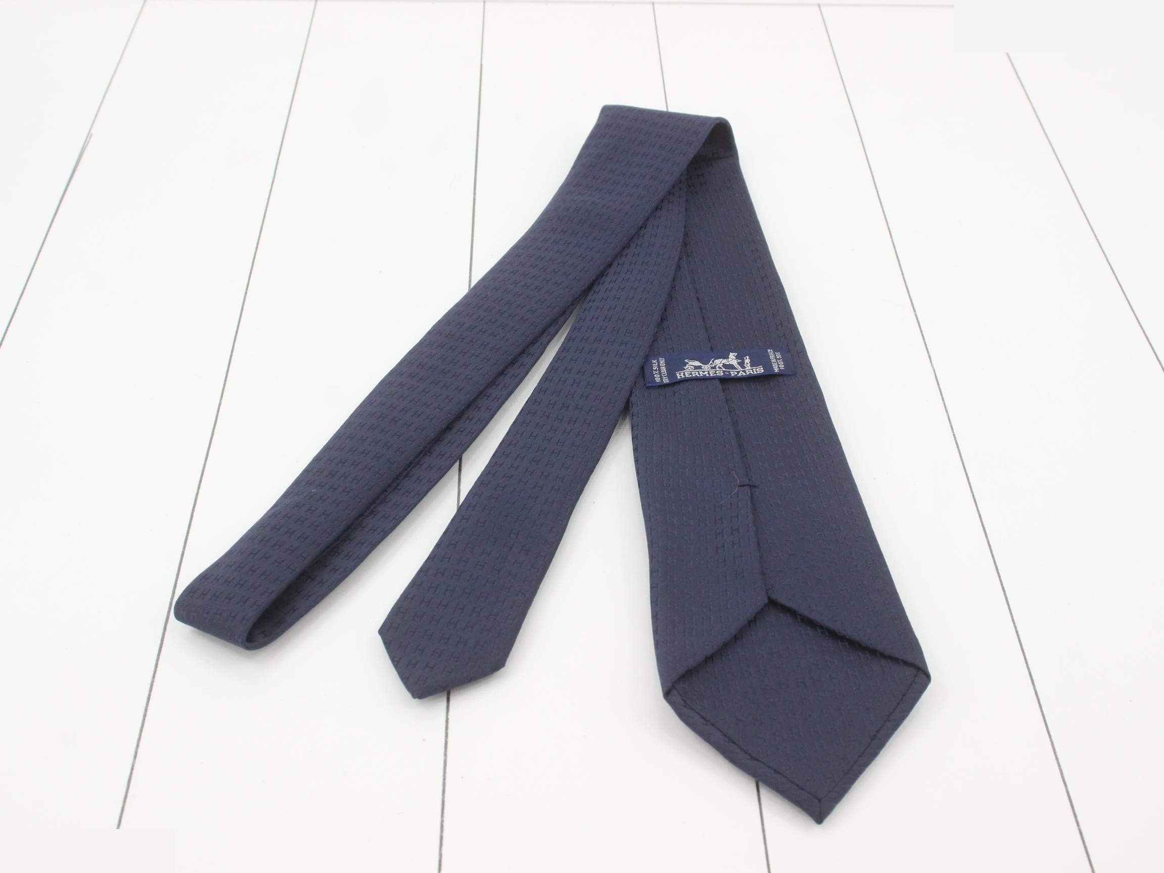 tie — view 2