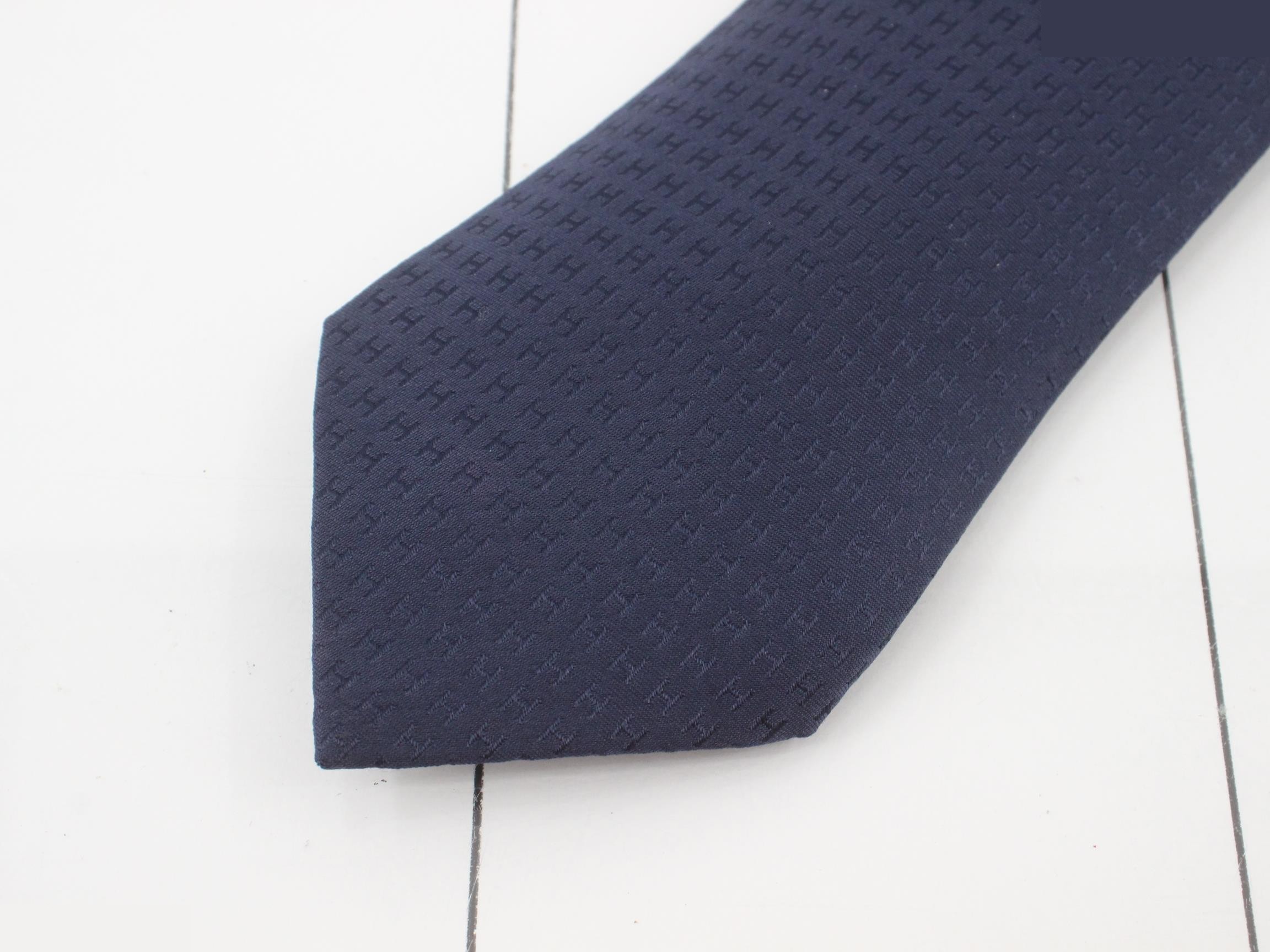 tie — view 3