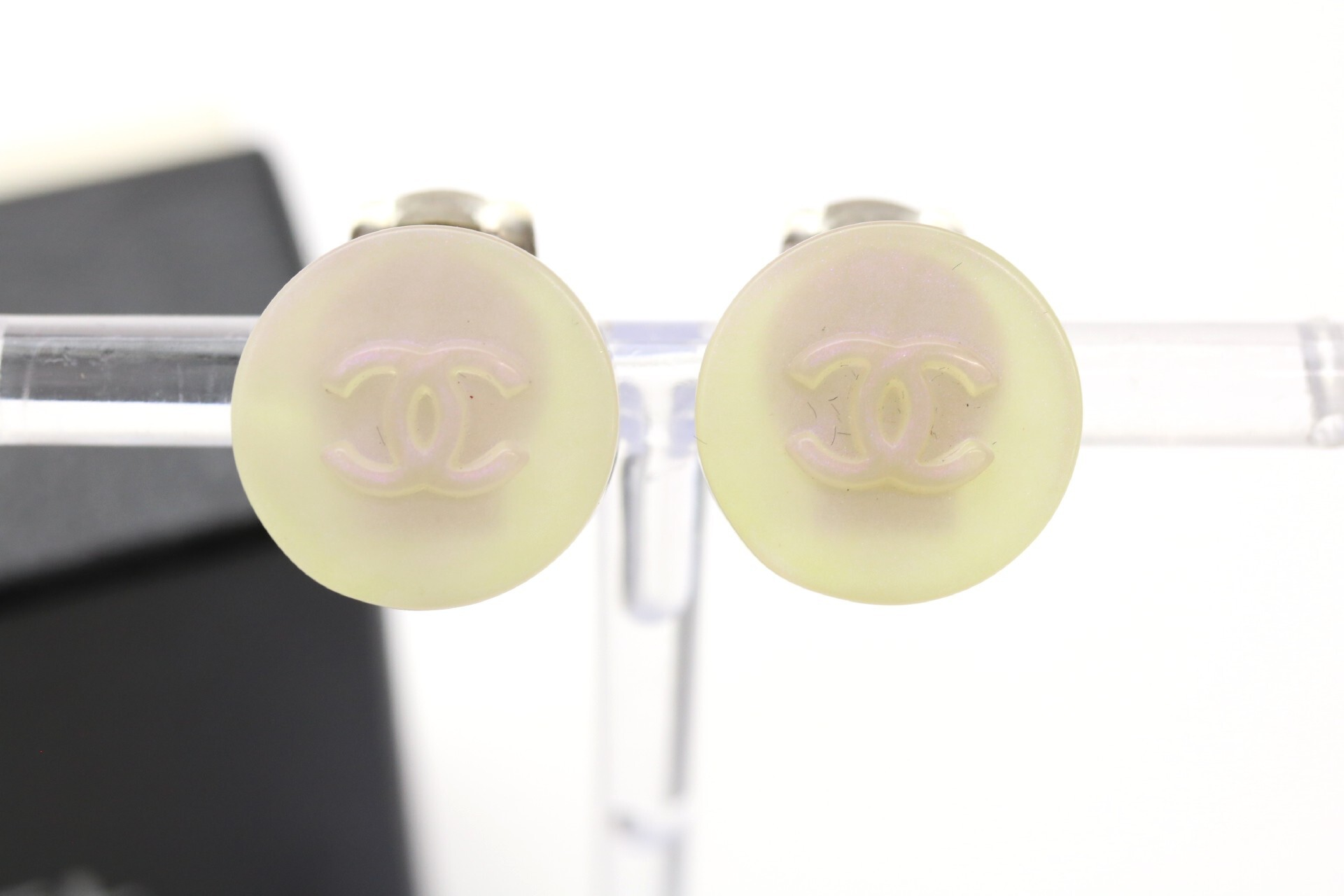 Coco Mark Shell-Style Round Earrings 00C