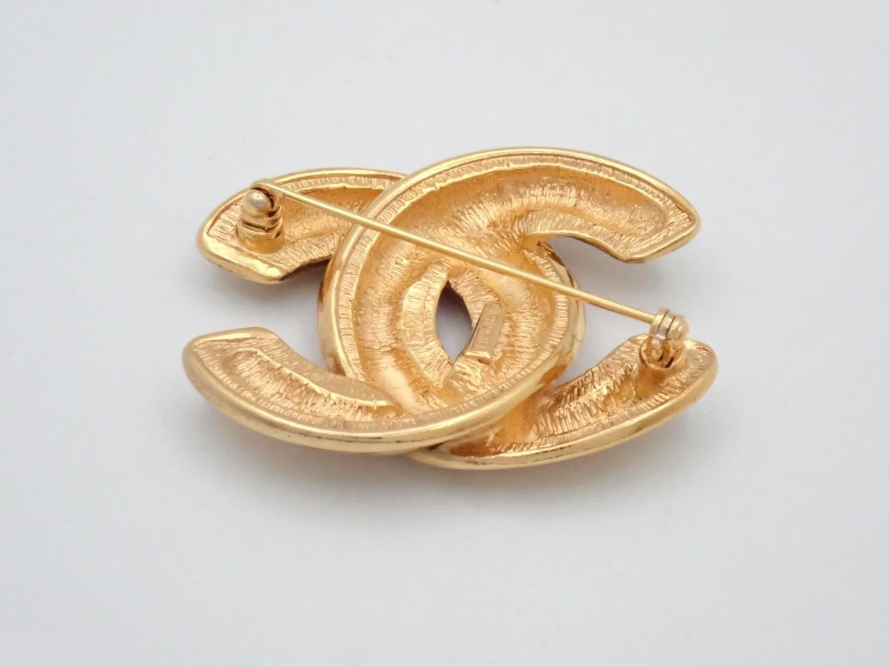 Matelassé (precious metal) brooch — view 2