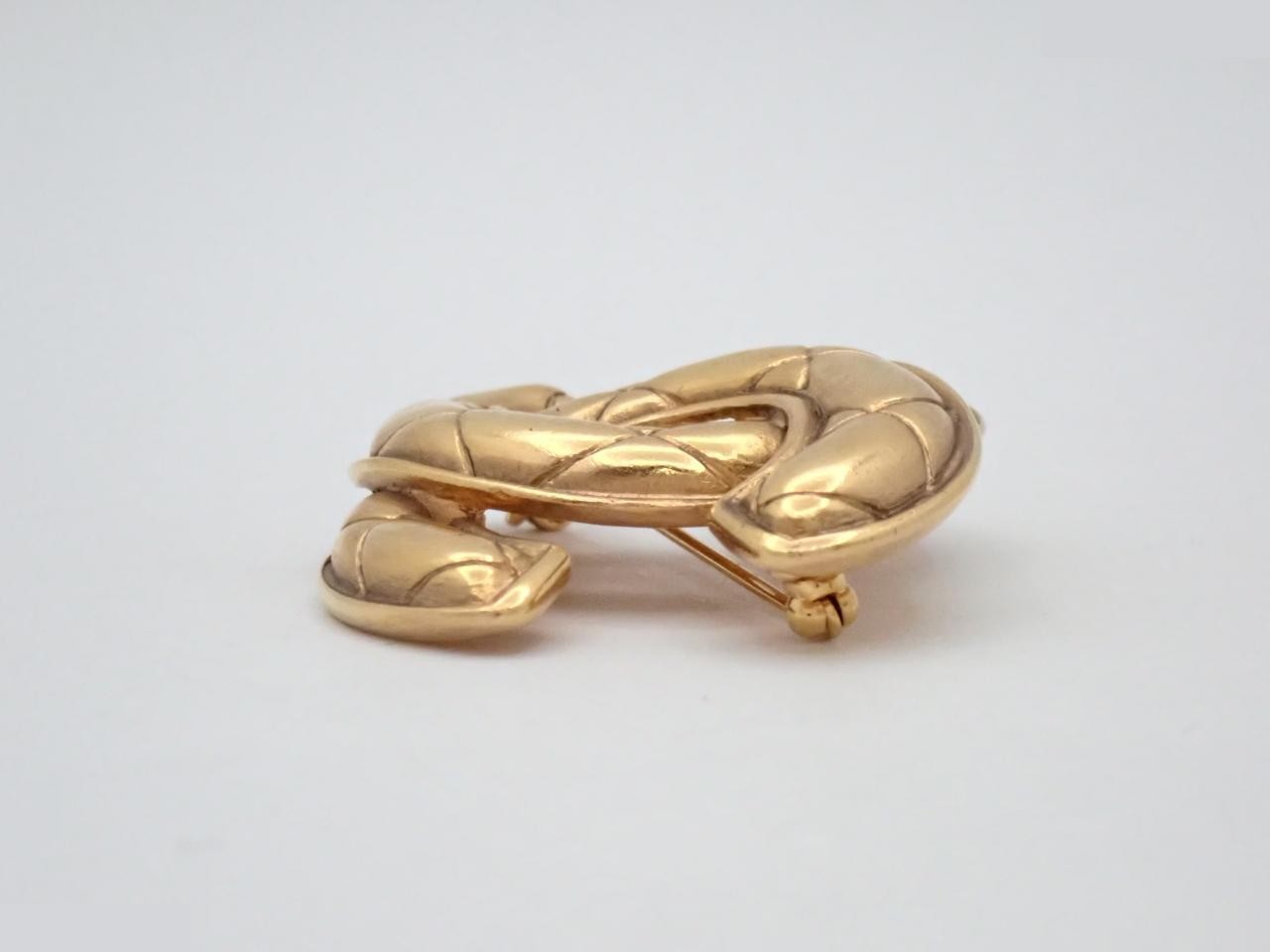 Matelassé (precious metal) brooch — view 3