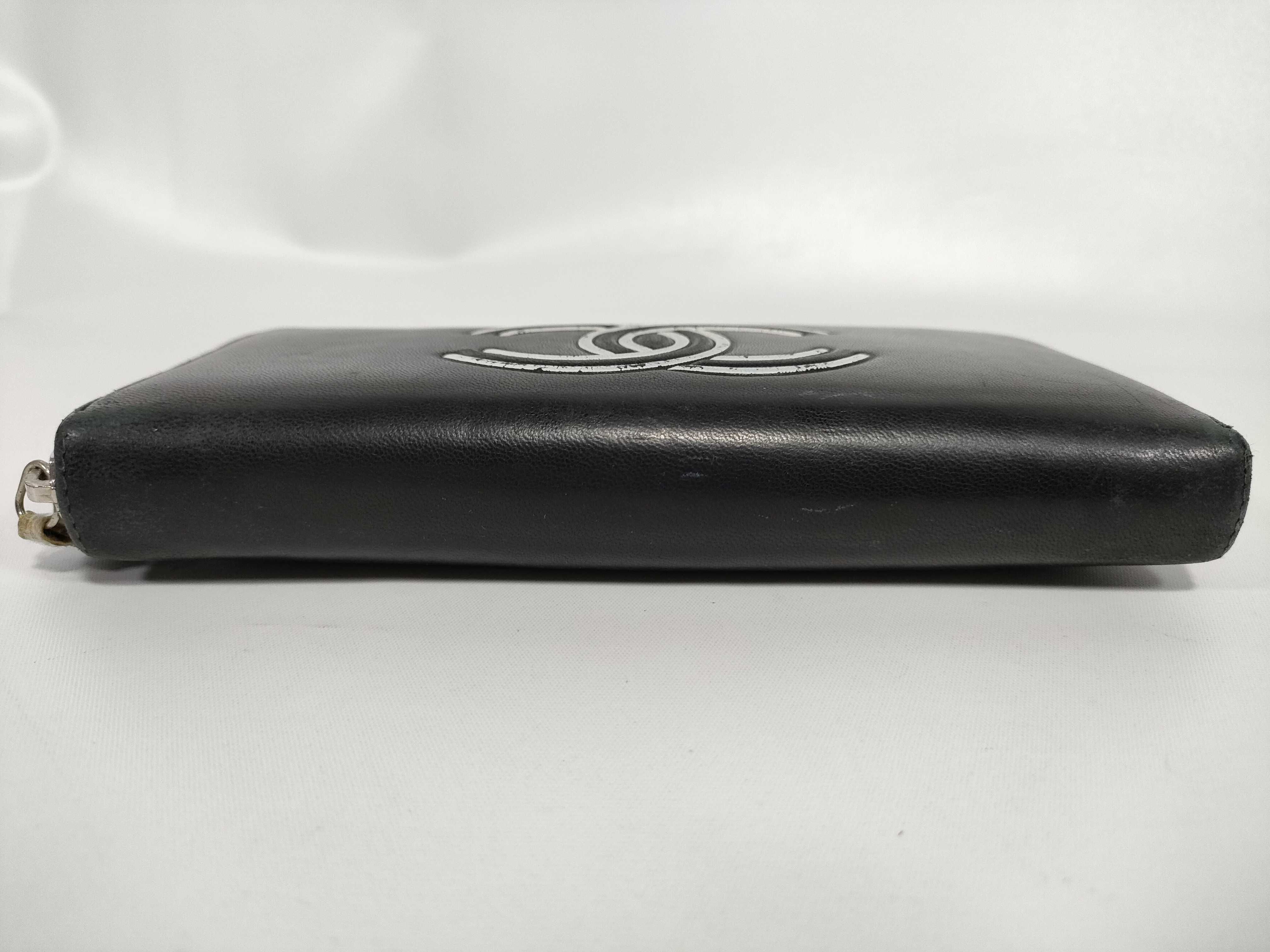 Calfskin Coco Mark Bicolor Round Zip Wallet — view 5