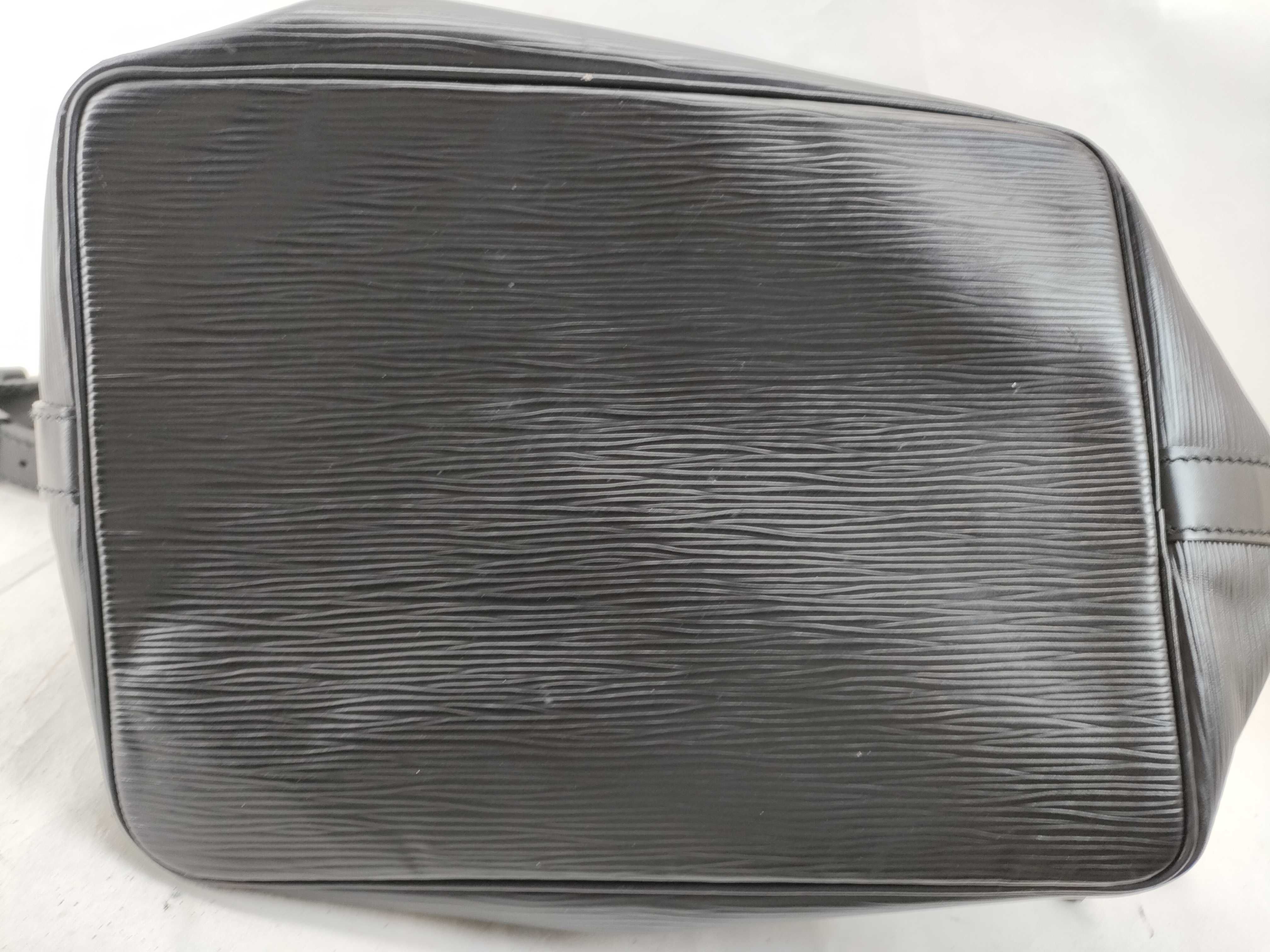 Epi Noe Black Shoulder Bag — view 11