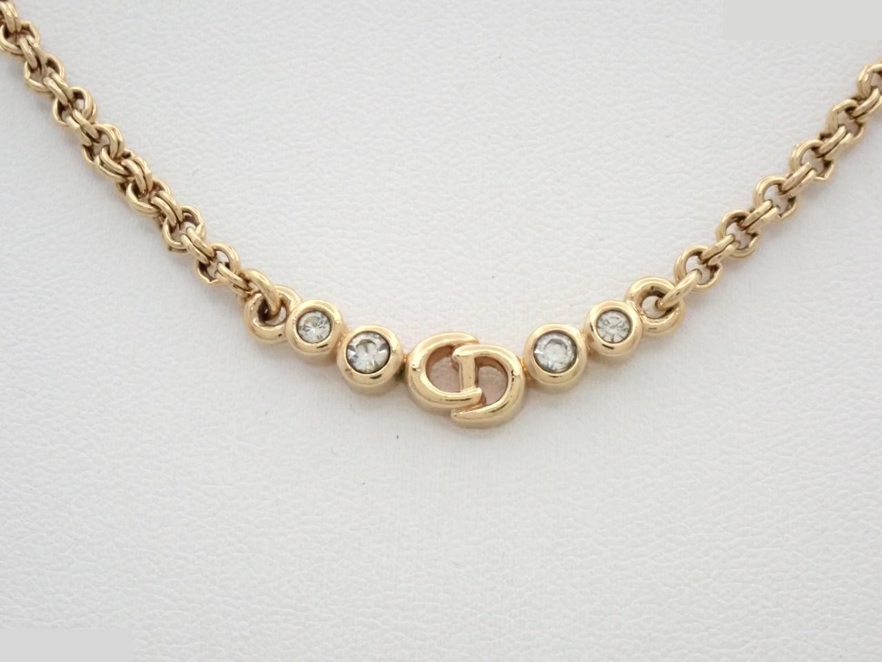 Gold necklace with stone, chain approximately 40cm long.