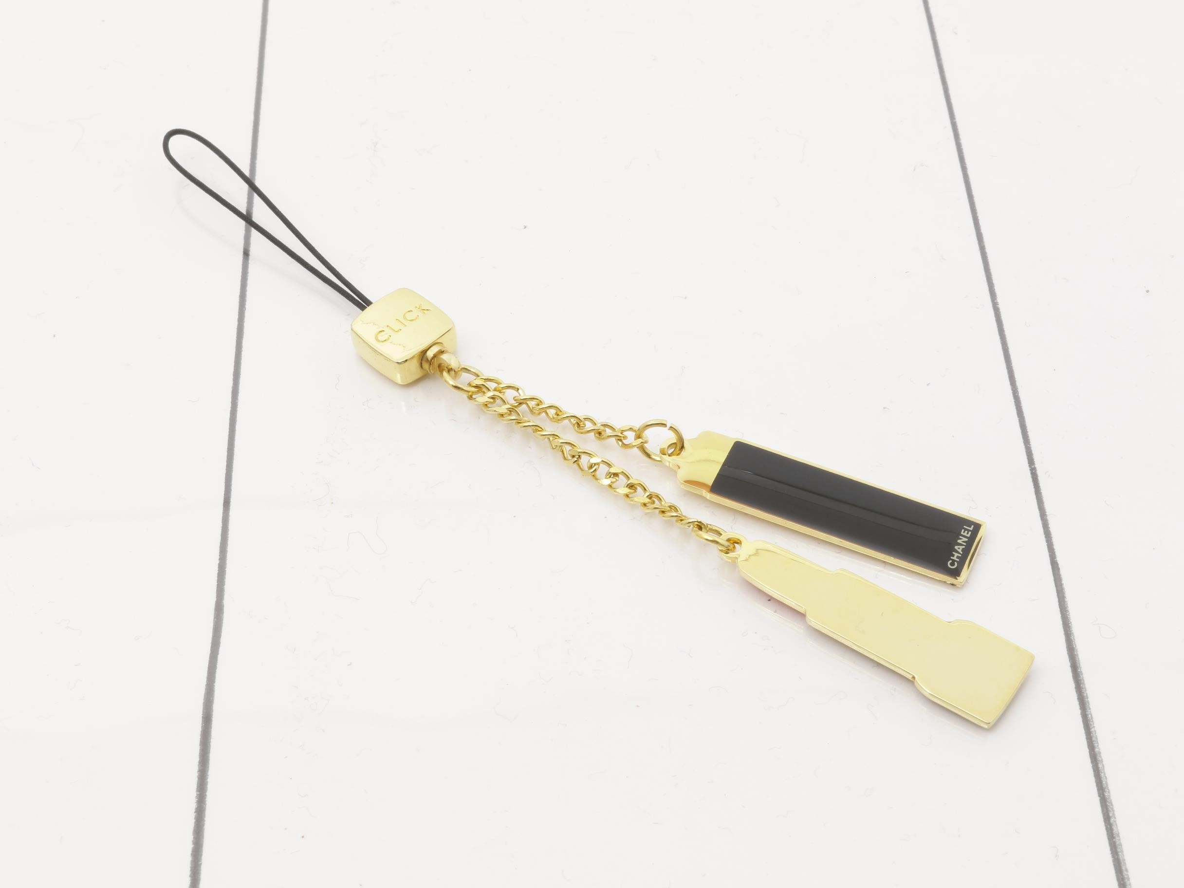 lip motif strap keychain — view 2