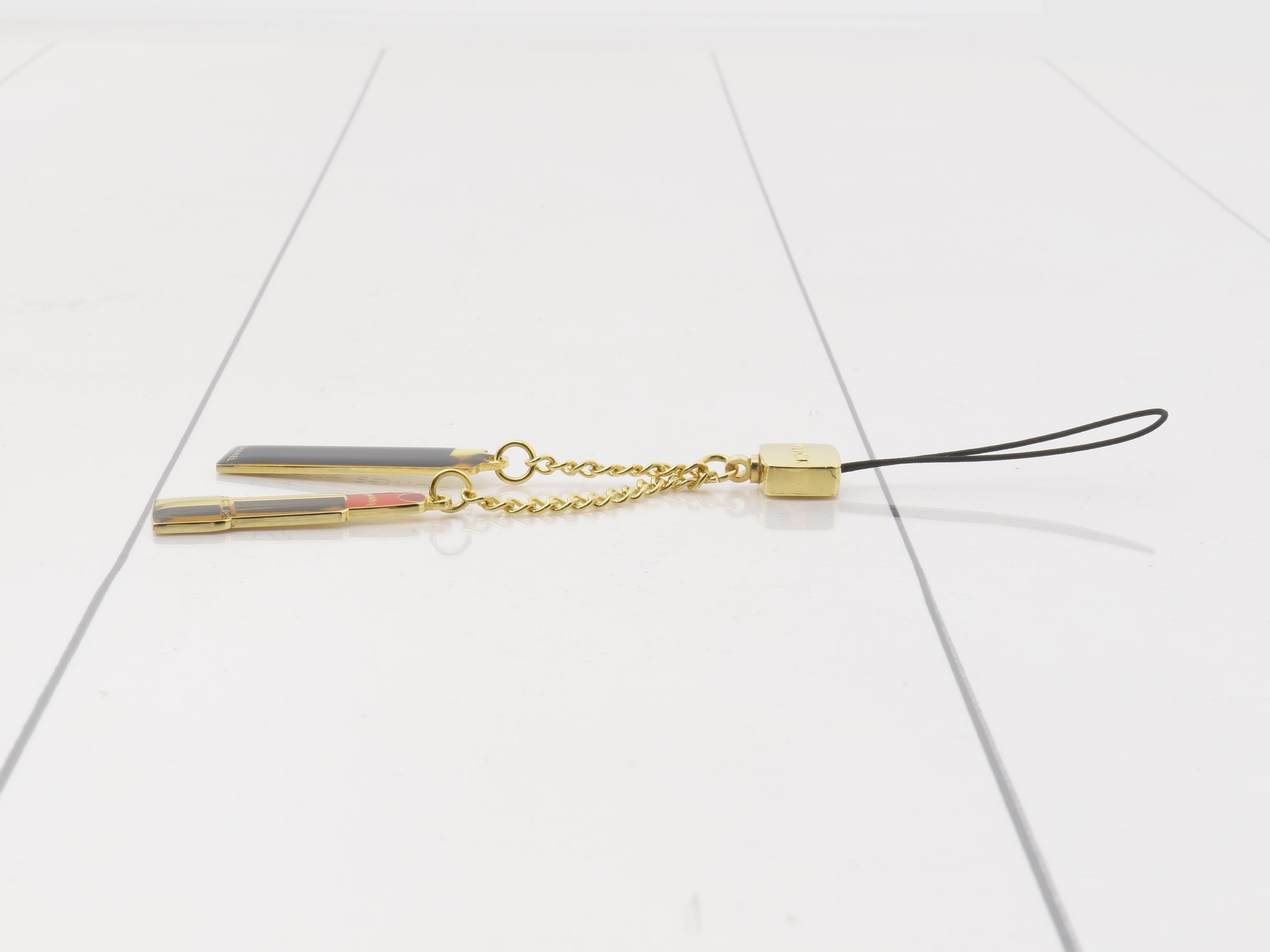 lip motif strap keychain — view 3