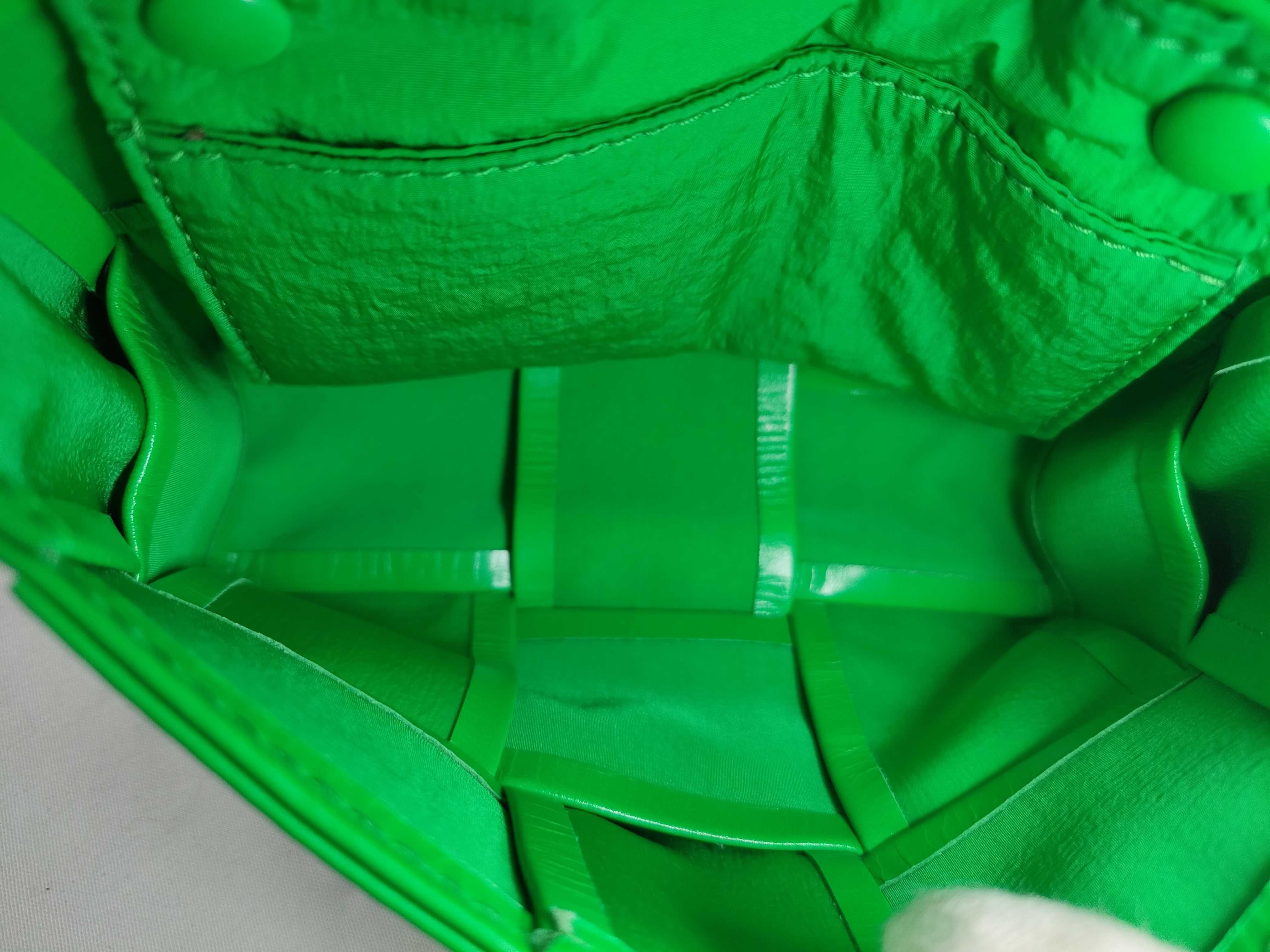 Intrecciato Candy Cassette Intrecciato Paraquito Shoulder Bag — view 10