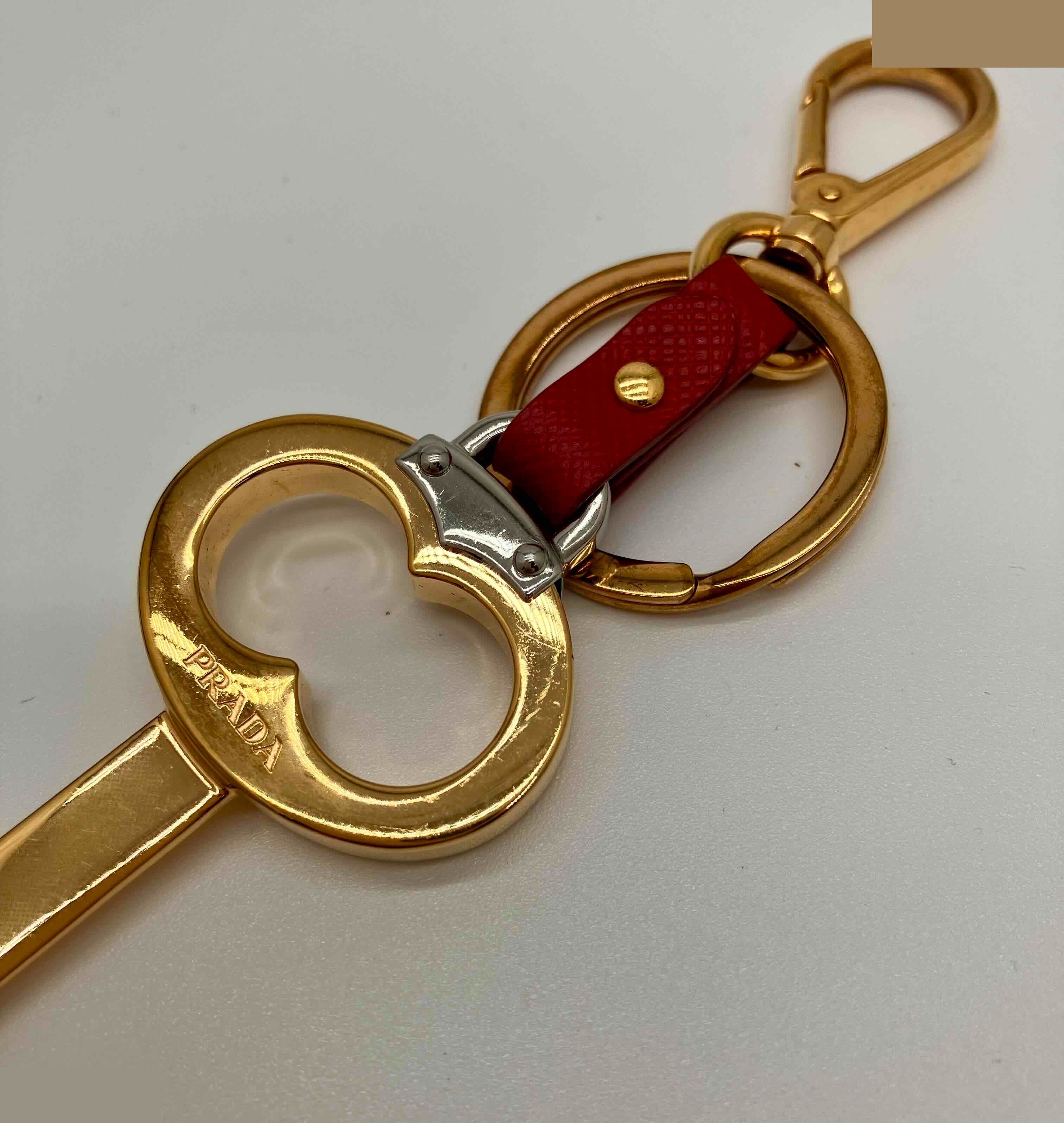 Other items: Small accessories, phone straps, keychains — view 4