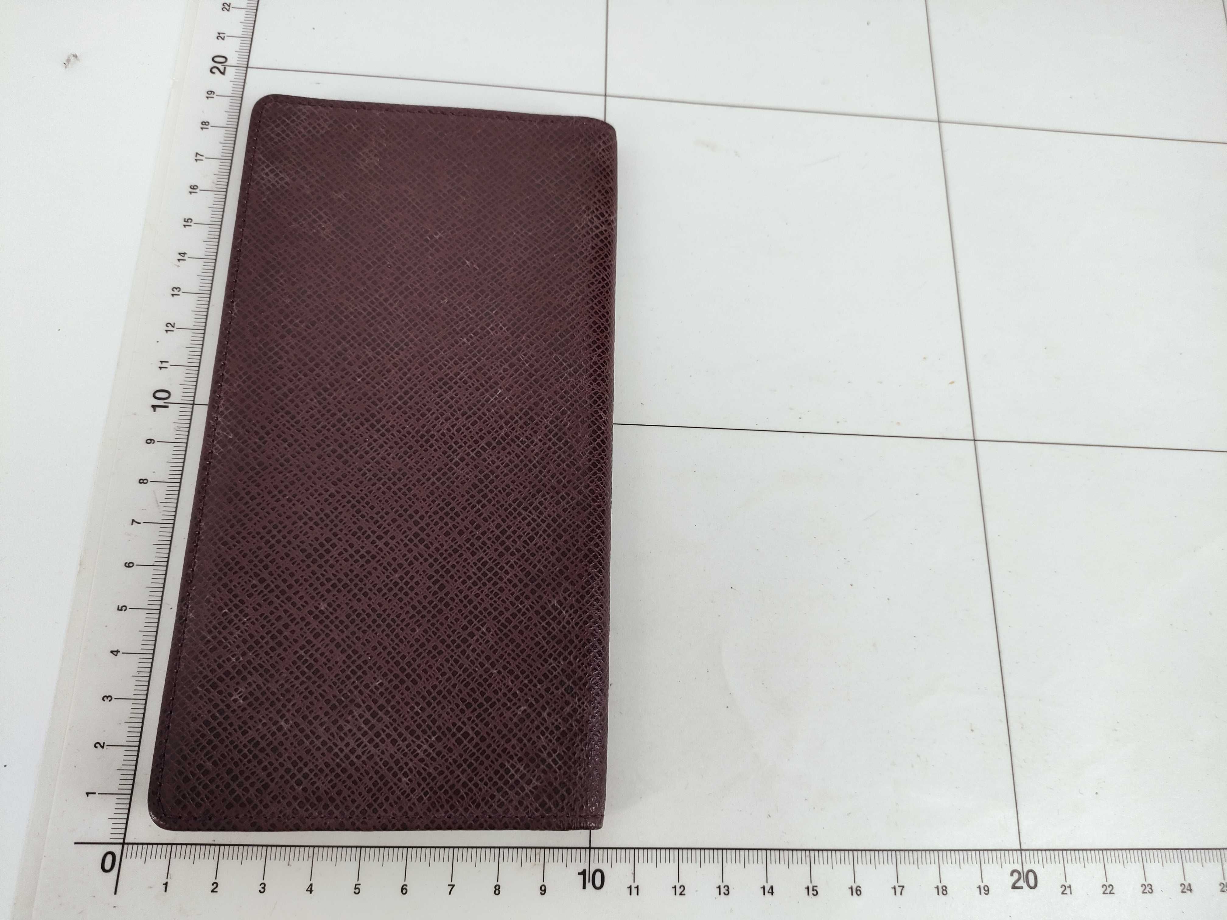 Taiga Louis Vuitton Taiga folding wallet, billfold. — view 2