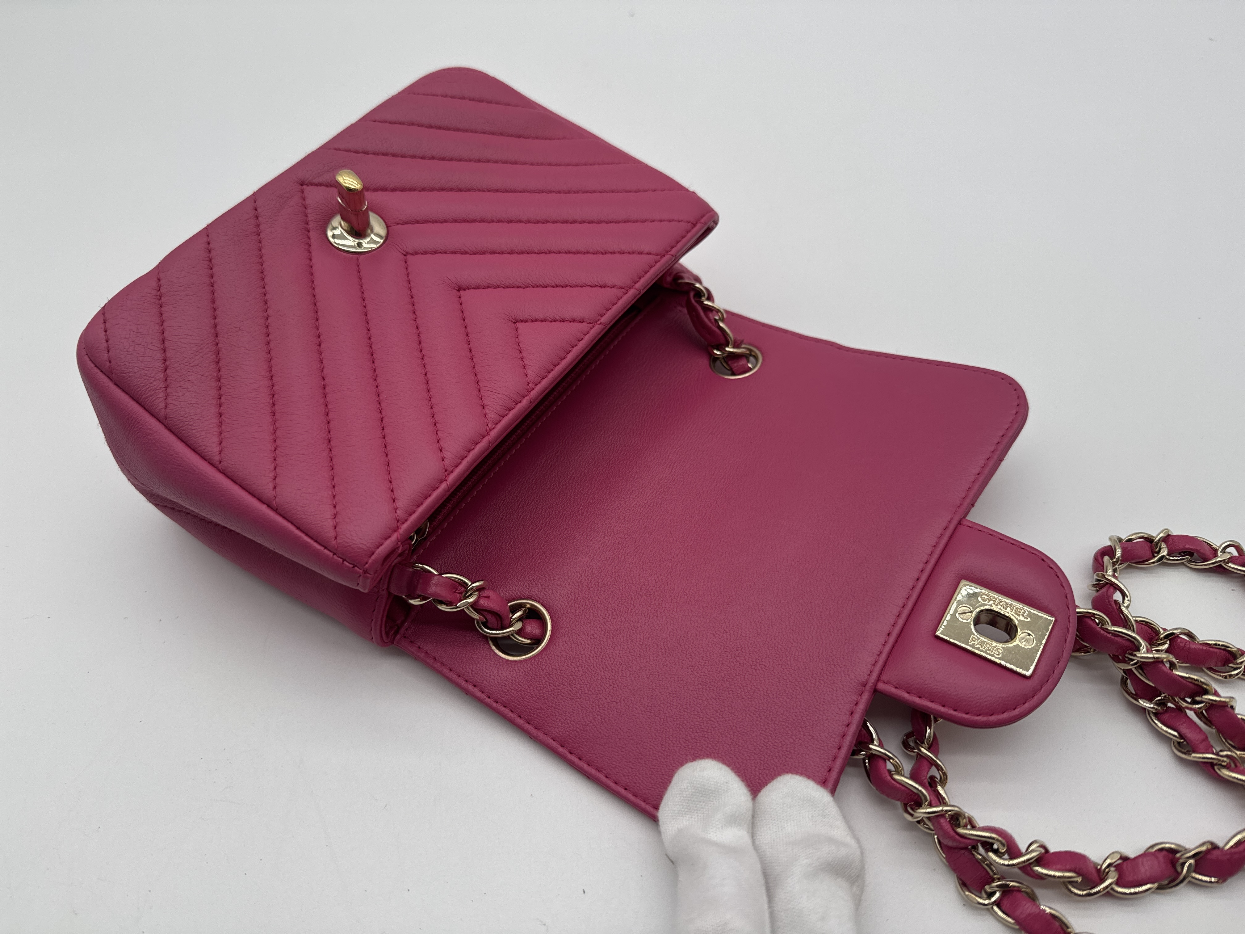 Lambskin Chevron V-Stitch Pink Shoulder Bag — view 9