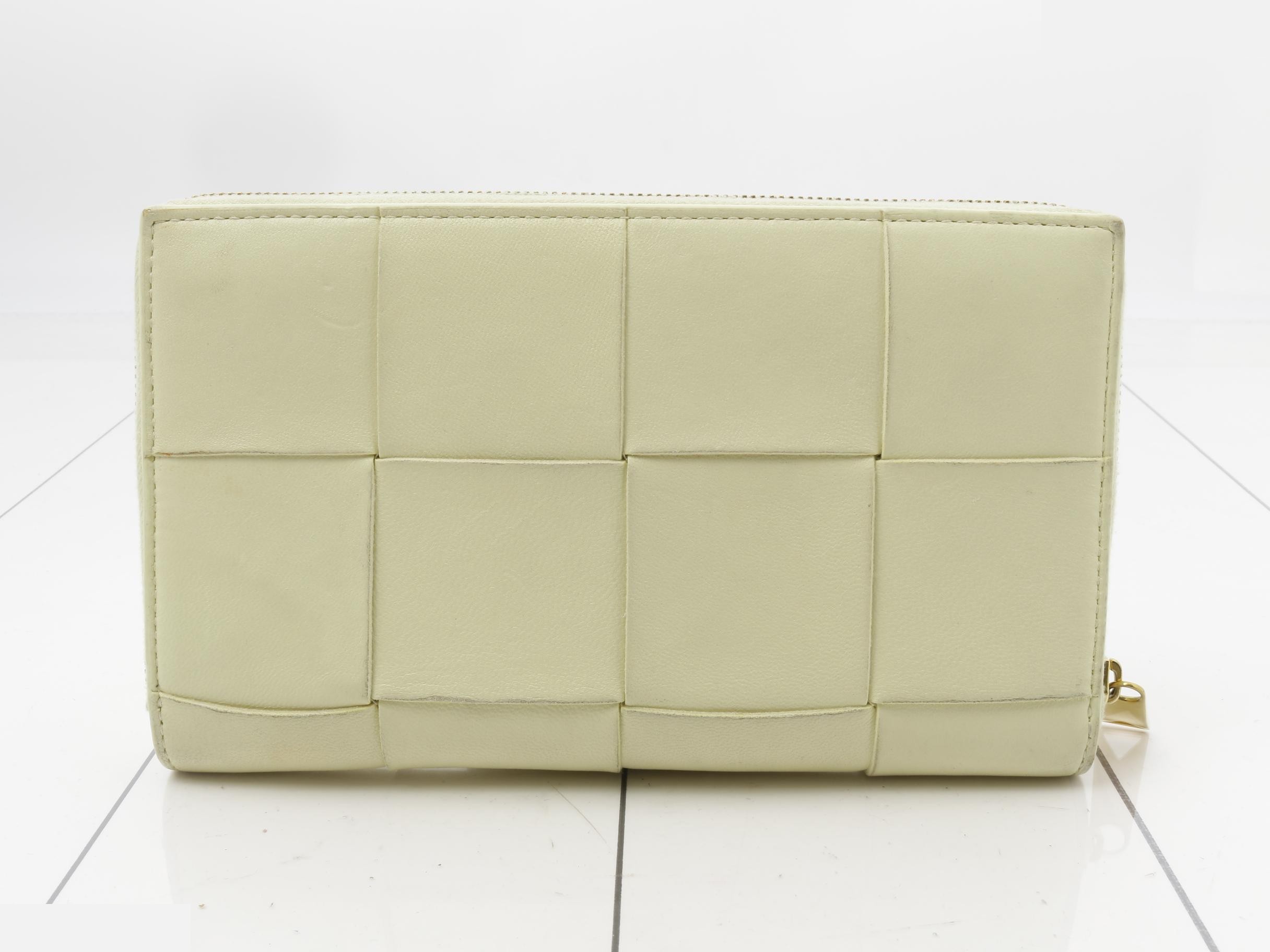 Intrecciato (bag) and long wallet, Maxi Intrecciato, white — view 2