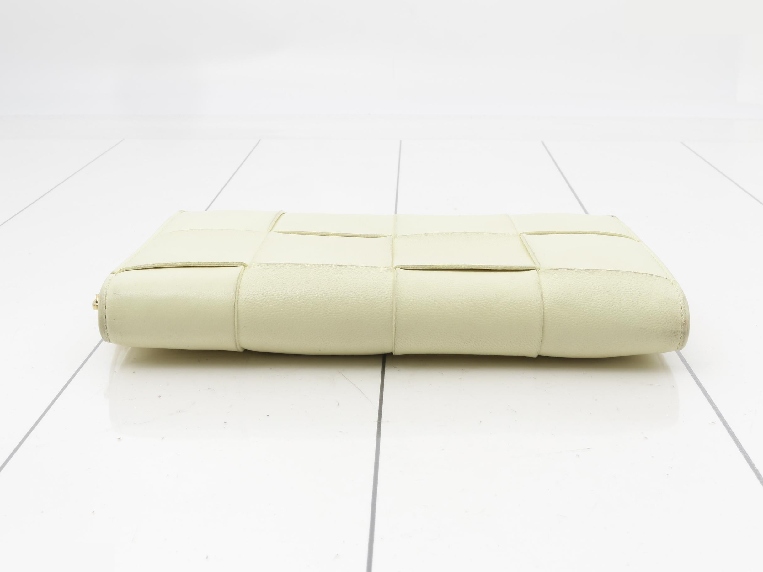 Intrecciato (bag) and long wallet, Maxi Intrecciato, white — view 3