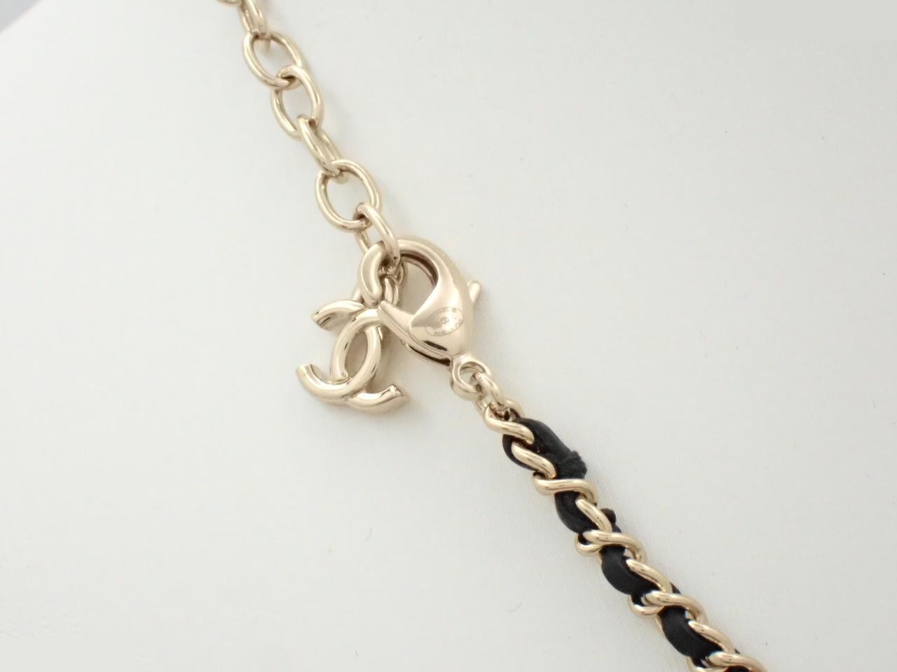 Necklace with a Matelassé bag motif, approximately 52 cm in length. — view 2