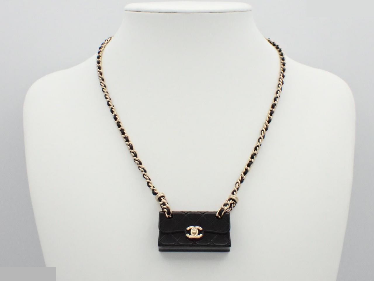 Necklace with a Matelassé bag motif, approximately 52 cm in length. — view 3