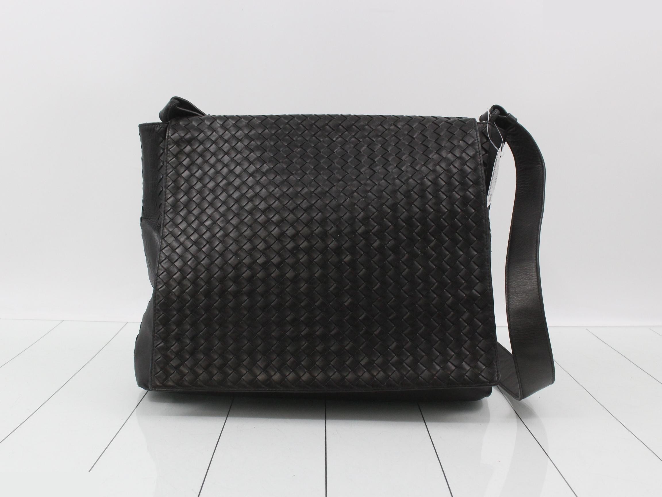 Intrecciato Leather Messenger Bag, Black