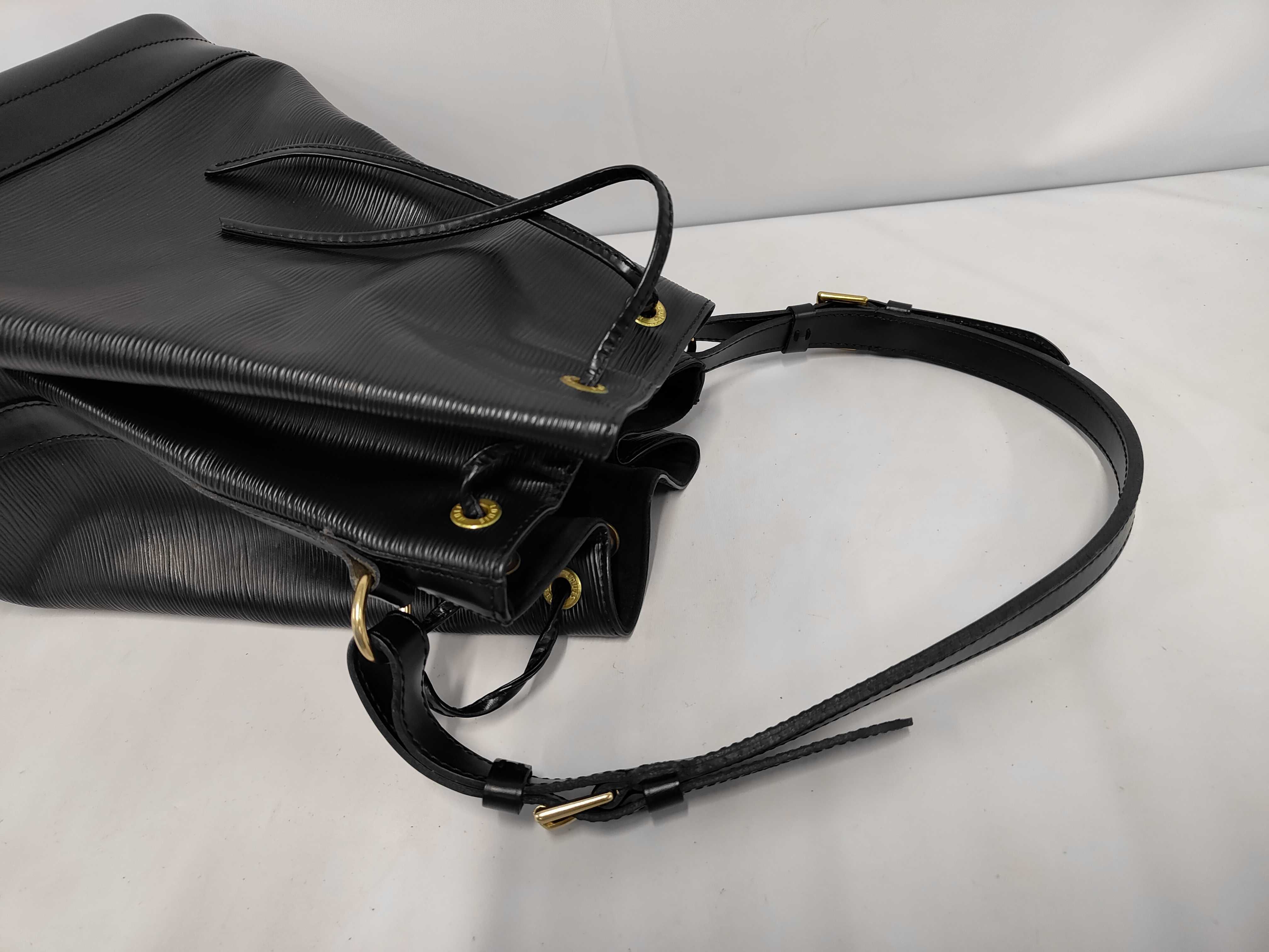 Epi Noe Black One-Shoulder Bag A Shoulder Bag — view 5