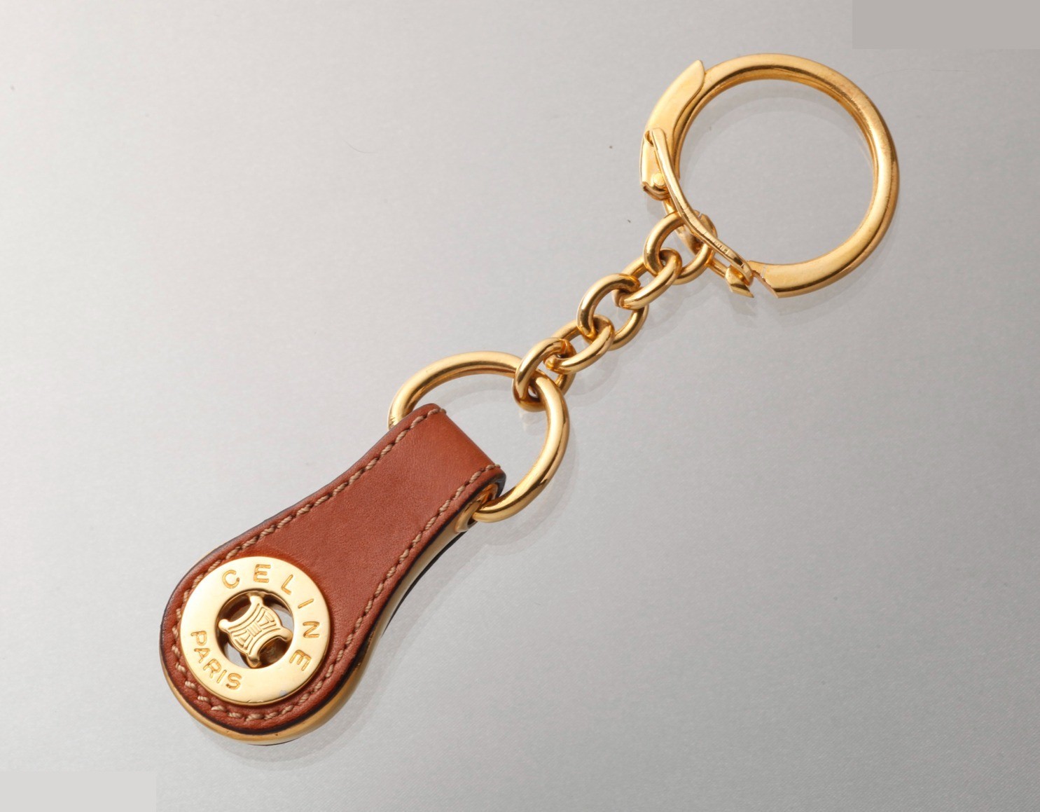 Triomphe metal fittings, leather keychain — view 2