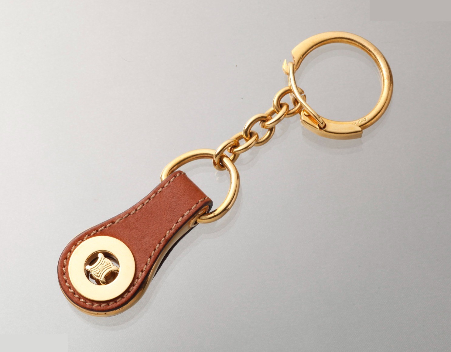 Triomphe metal fittings, leather keychain — view 3