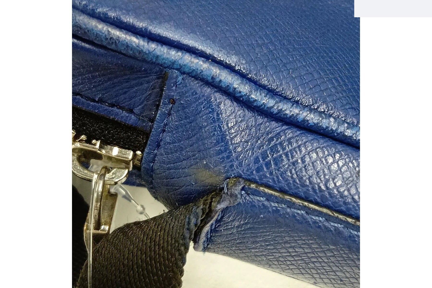Taiga Outdoor Messenger PM M33437 Leather Shoulder Bag — view 11