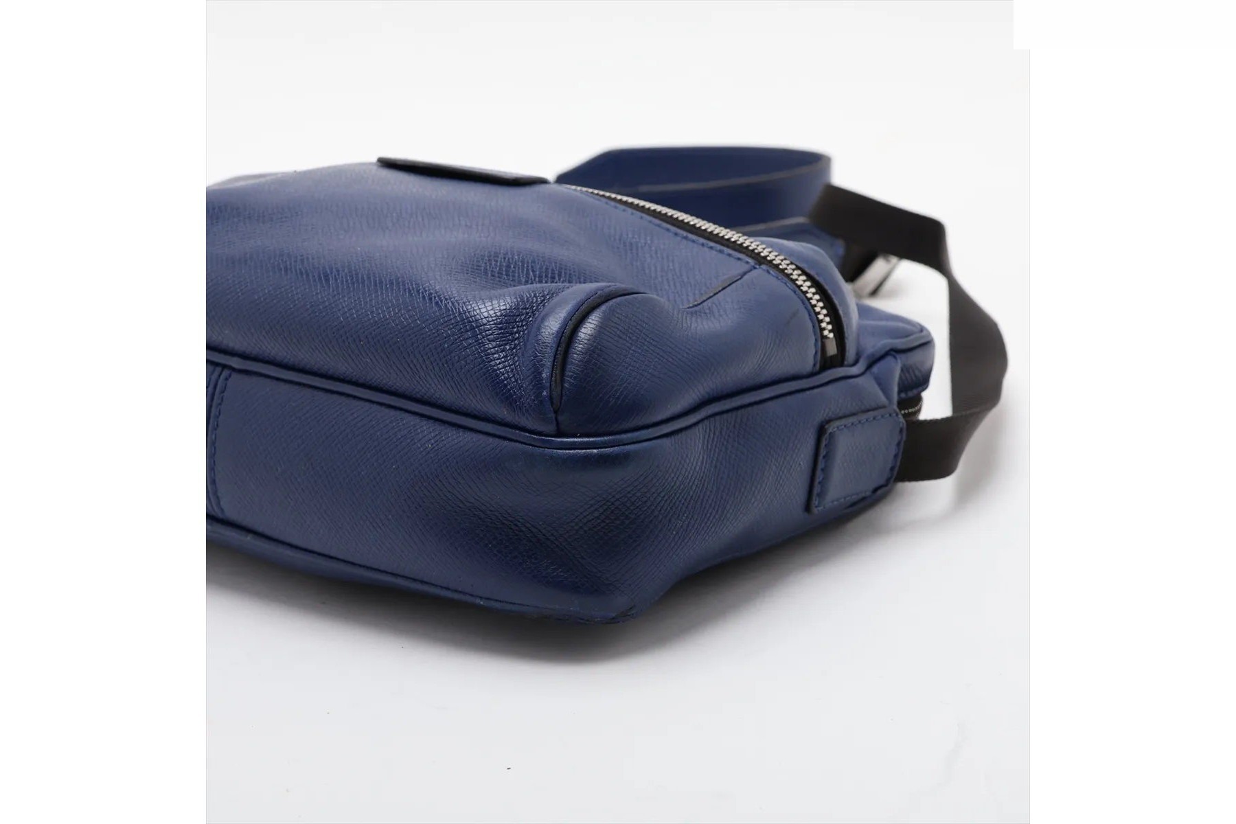 Taiga Outdoor Messenger PM M33437 Leather Shoulder Bag — view 3