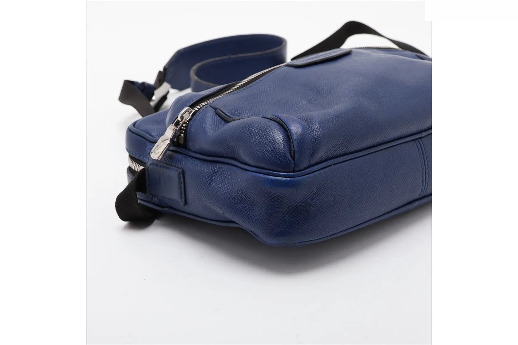 Taiga Outdoor Messenger PM M33437 Leather Shoulder Bag — view 4