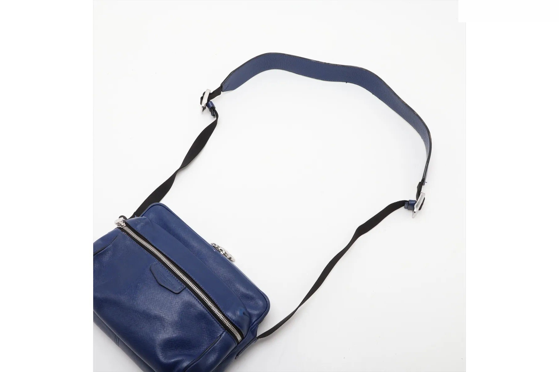 Taiga Outdoor Messenger PM M33437 Leather Shoulder Bag — view 5