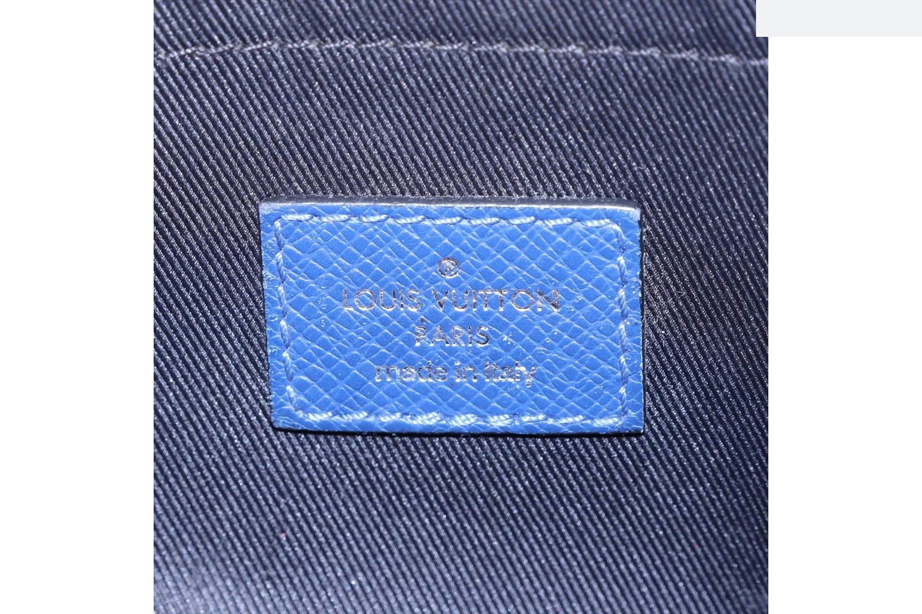 Taiga Outdoor Messenger PM M33437 Leather Shoulder Bag — view 9
