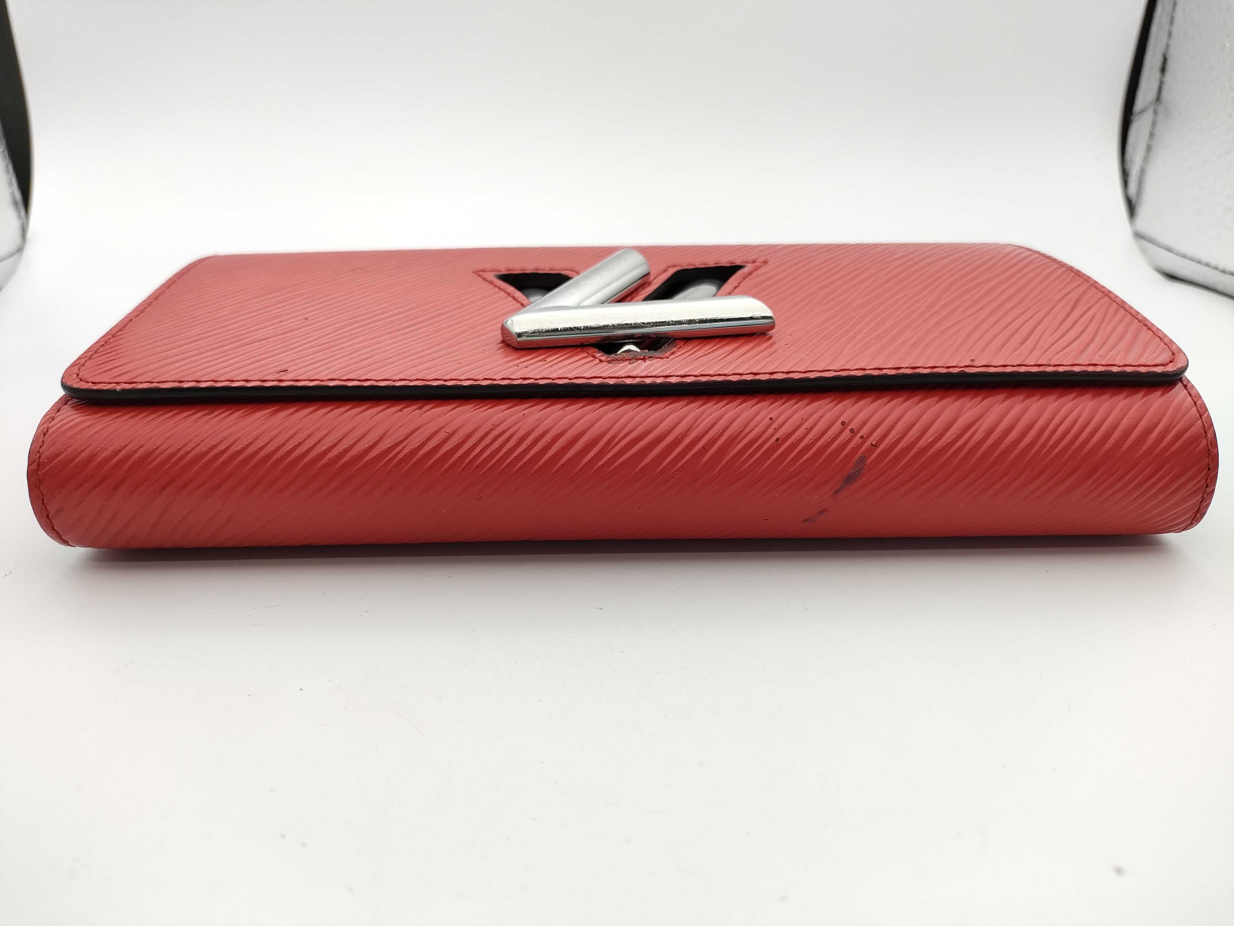 Epi Portefeuille Twist Long Wallet, Red — view 3