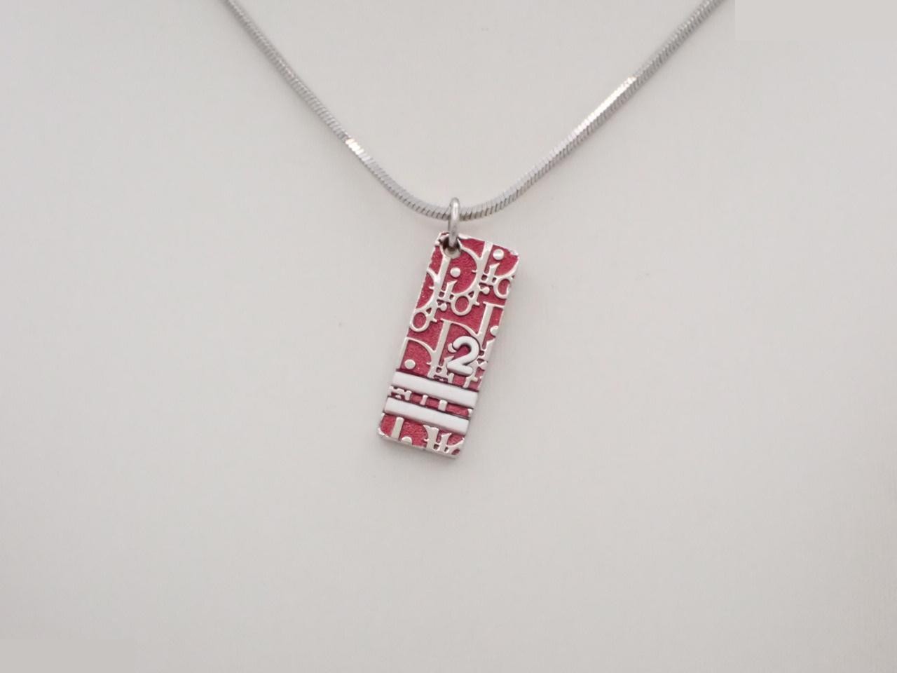 Necklace, with box, chain approximately 42cm.