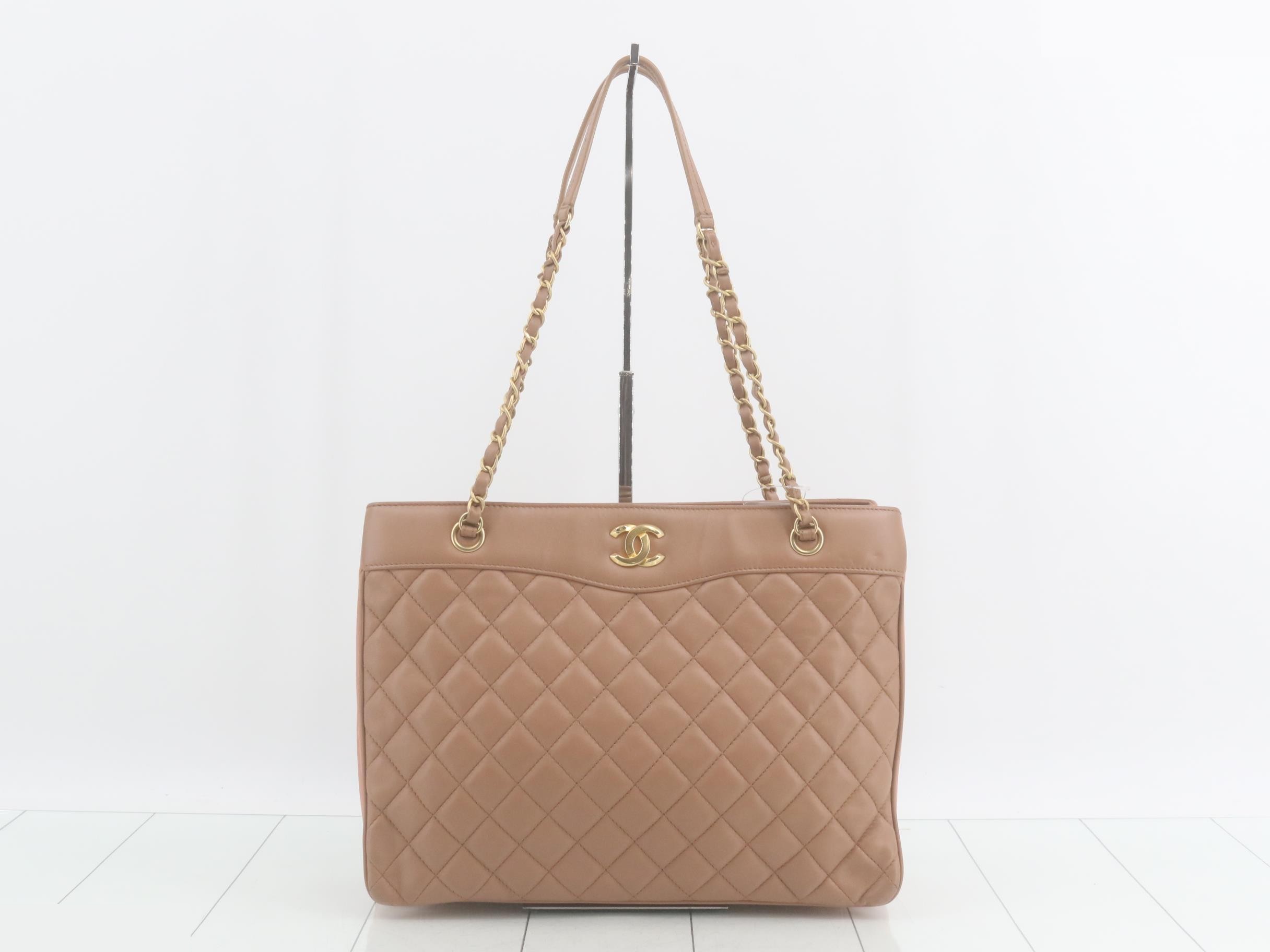 Two-tone chain tote bag, item number 25.