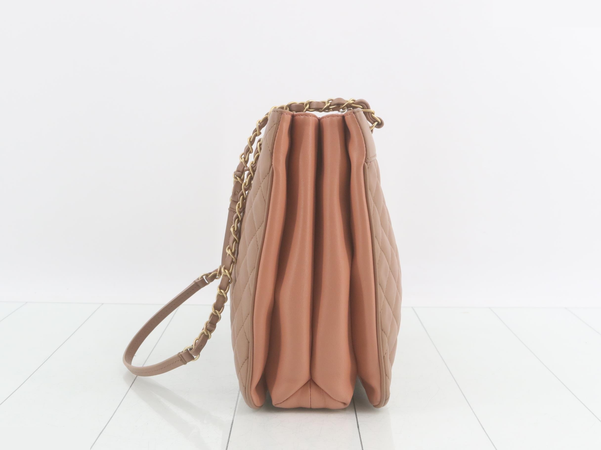 Two-tone chain tote bag, item number 25. — view 4