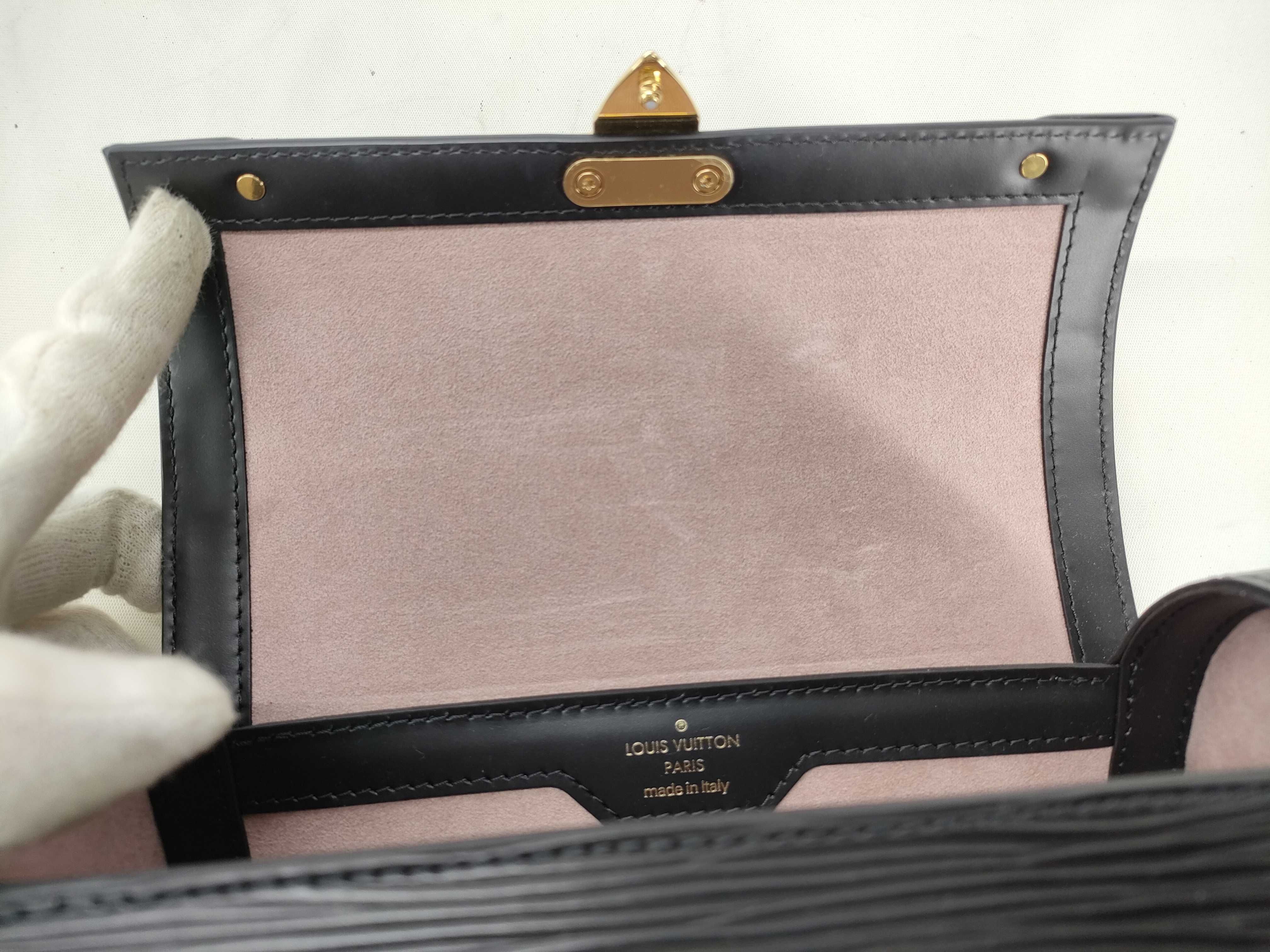 Epi Louis Vuitton Papillon Shoulder Bag — view 11