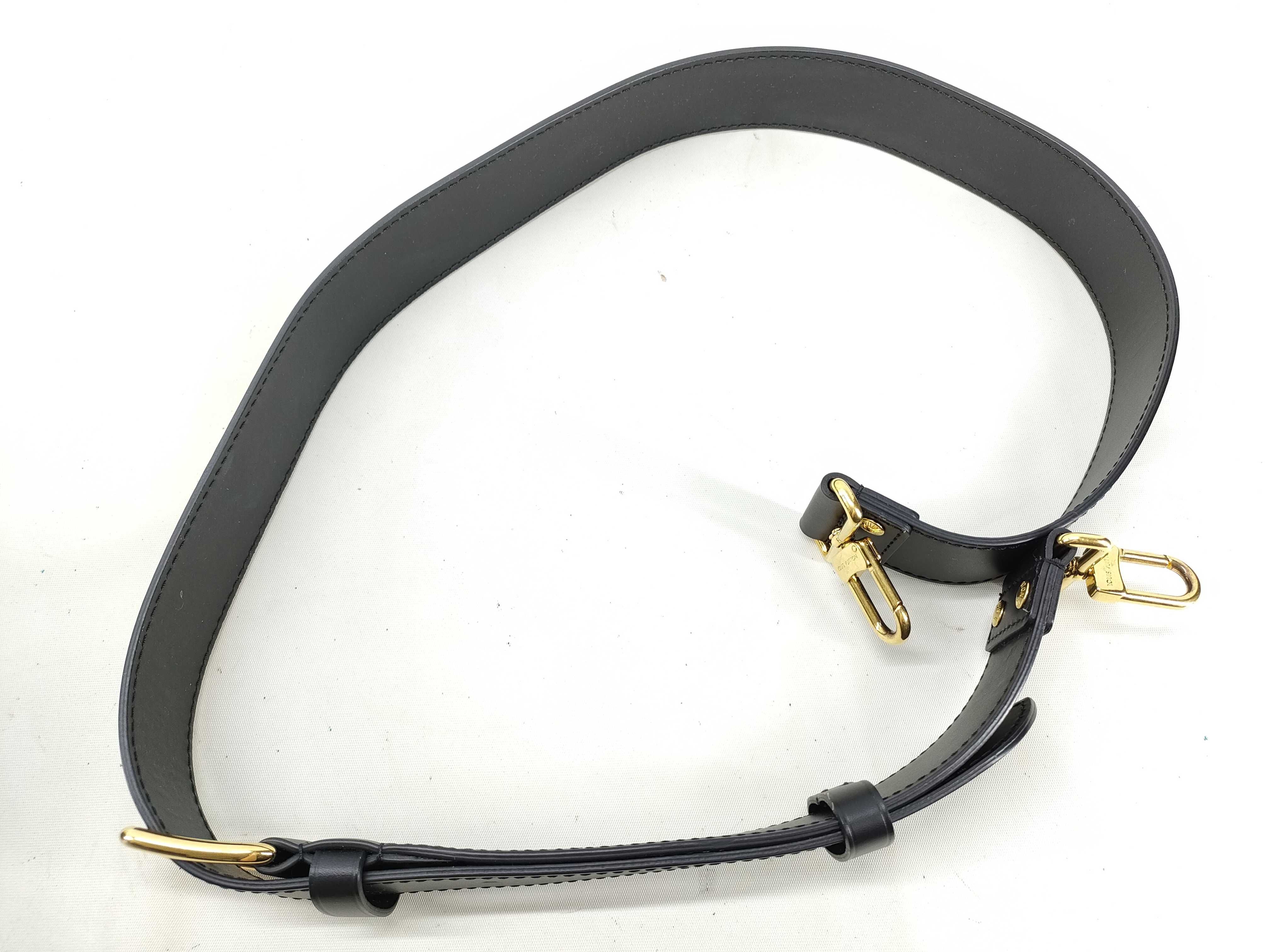 Epi Louis Vuitton Papillon Shoulder Bag — view 7
