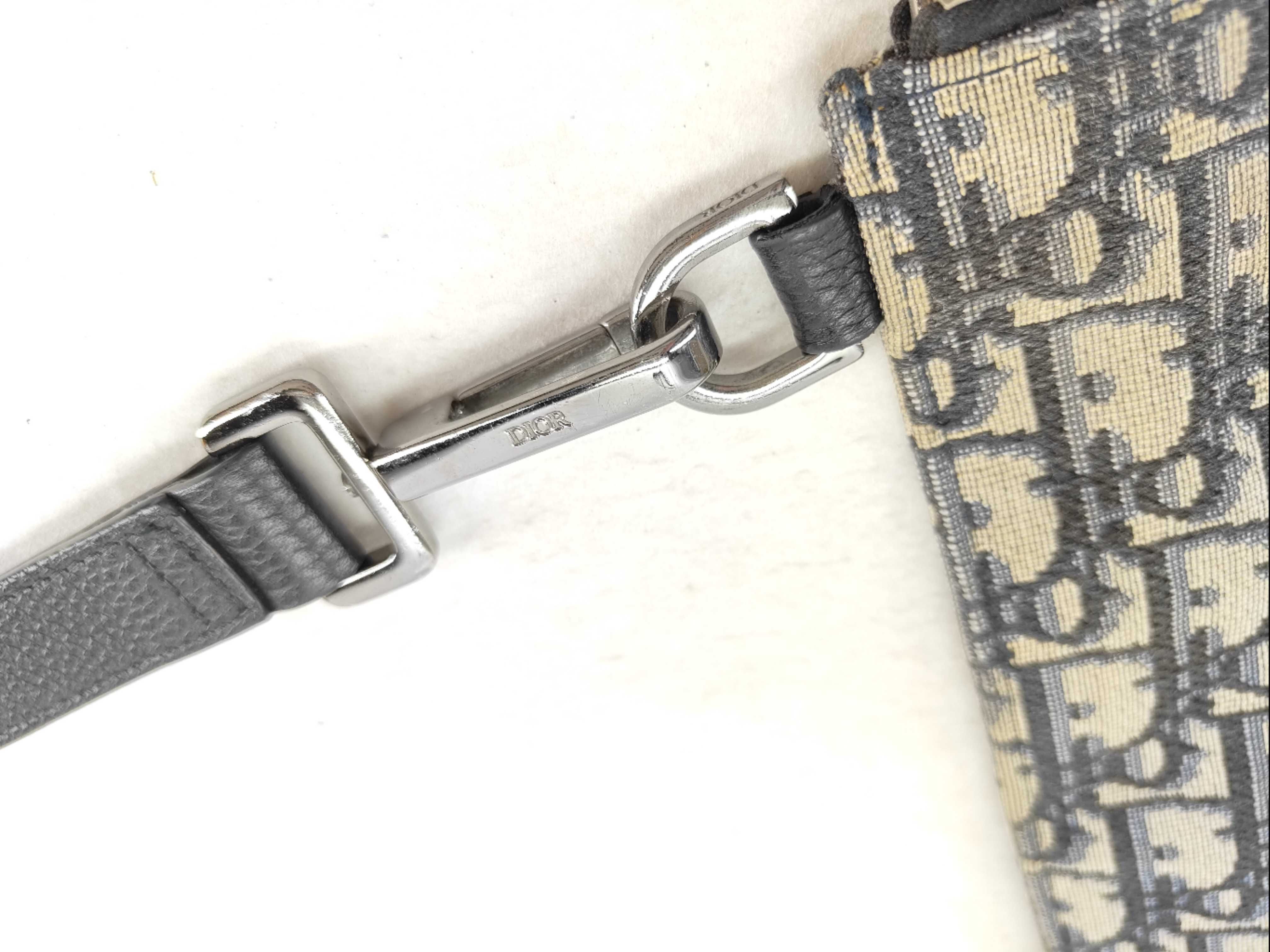 Trotter Oblique Clutch Bag Zip Pouch Wristlet Second Bag — view 4