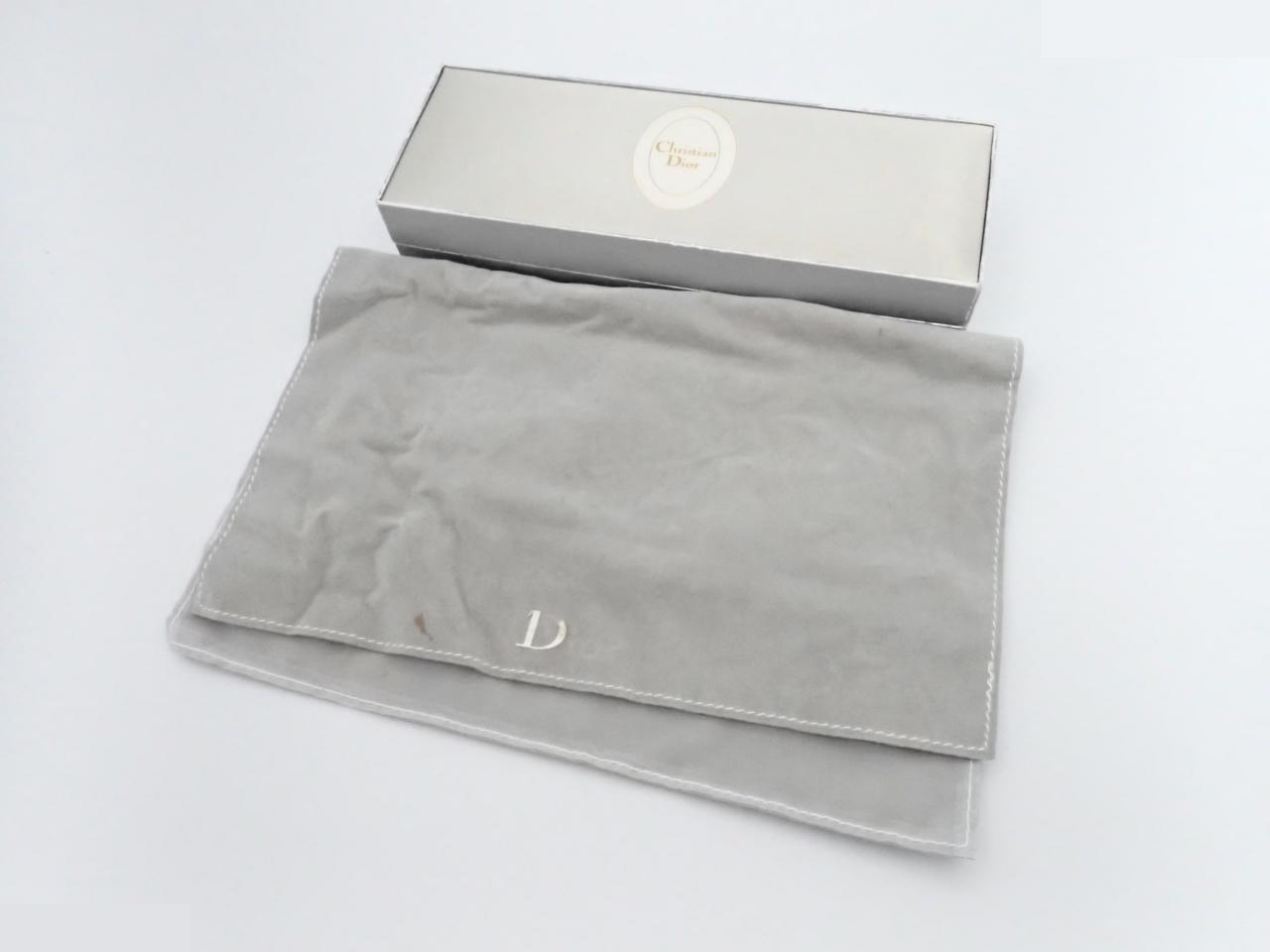 Other lines: Precious metal necklaces and pendants, total length approximately 46 cm. — view 4