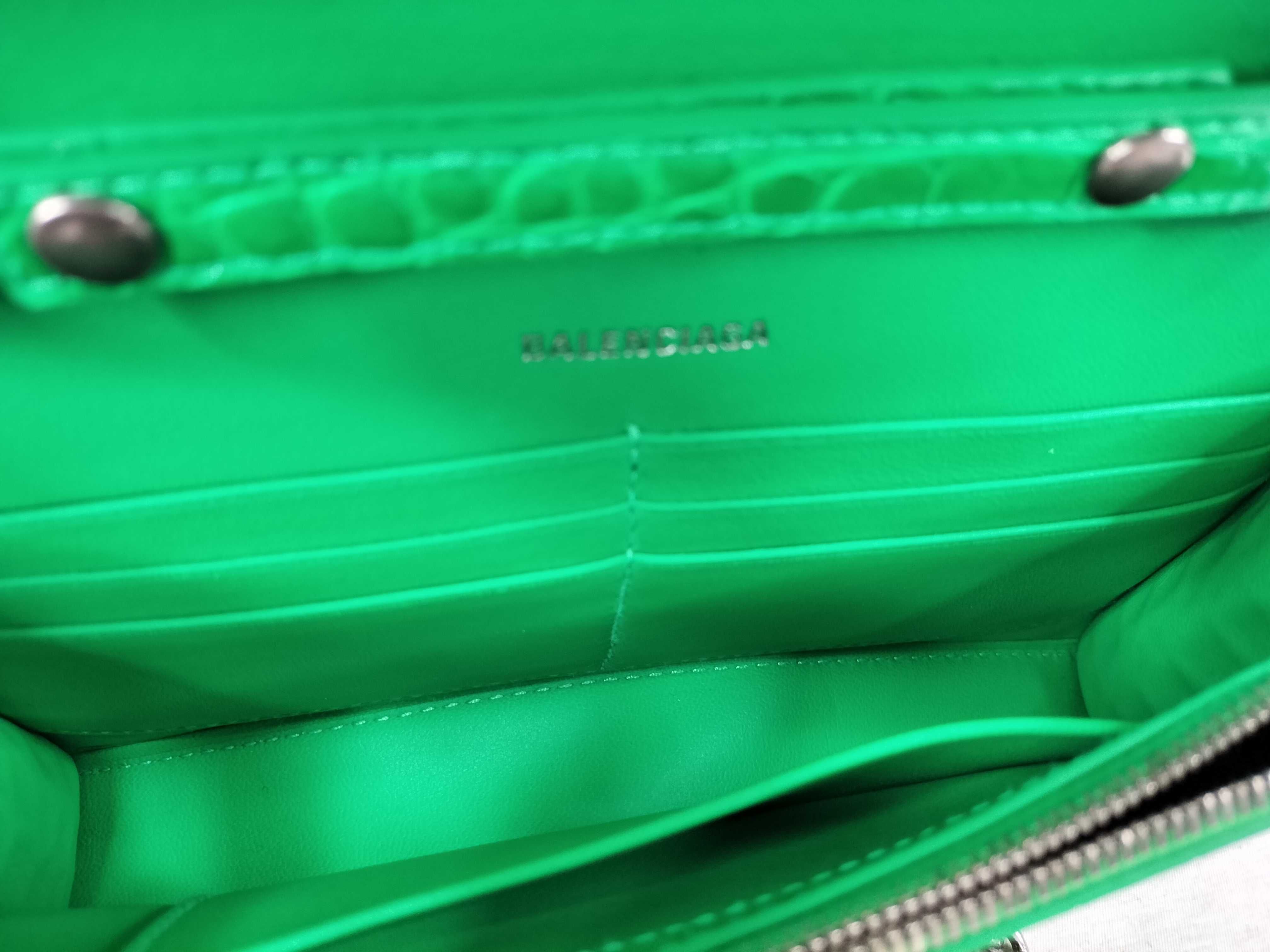 Hourglass Wallet Chain with Tag, Unused Shoulder Bag — view 10