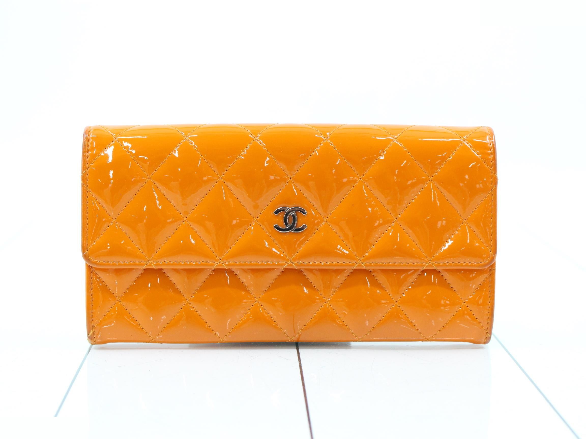 Enamel CHANEL wallet with sticker "19337715"