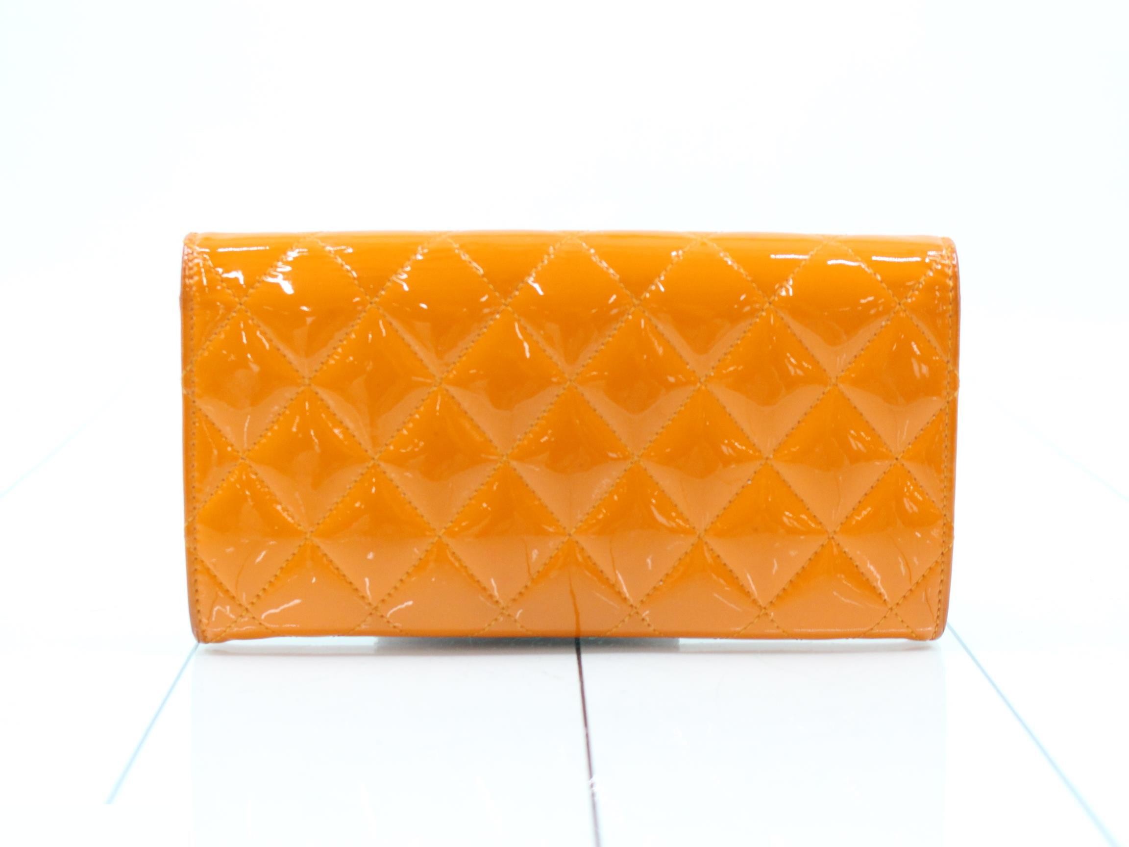 Enamel CHANEL wallet with sticker "19337715" — view 2
