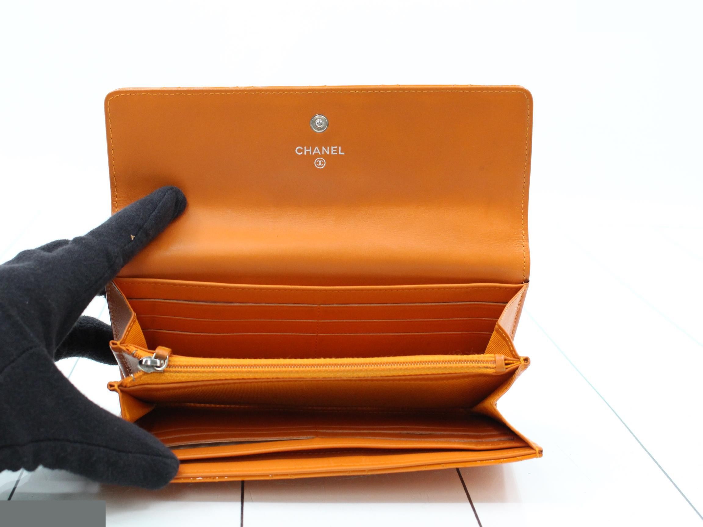 Enamel CHANEL wallet with sticker "19337715" — view 4