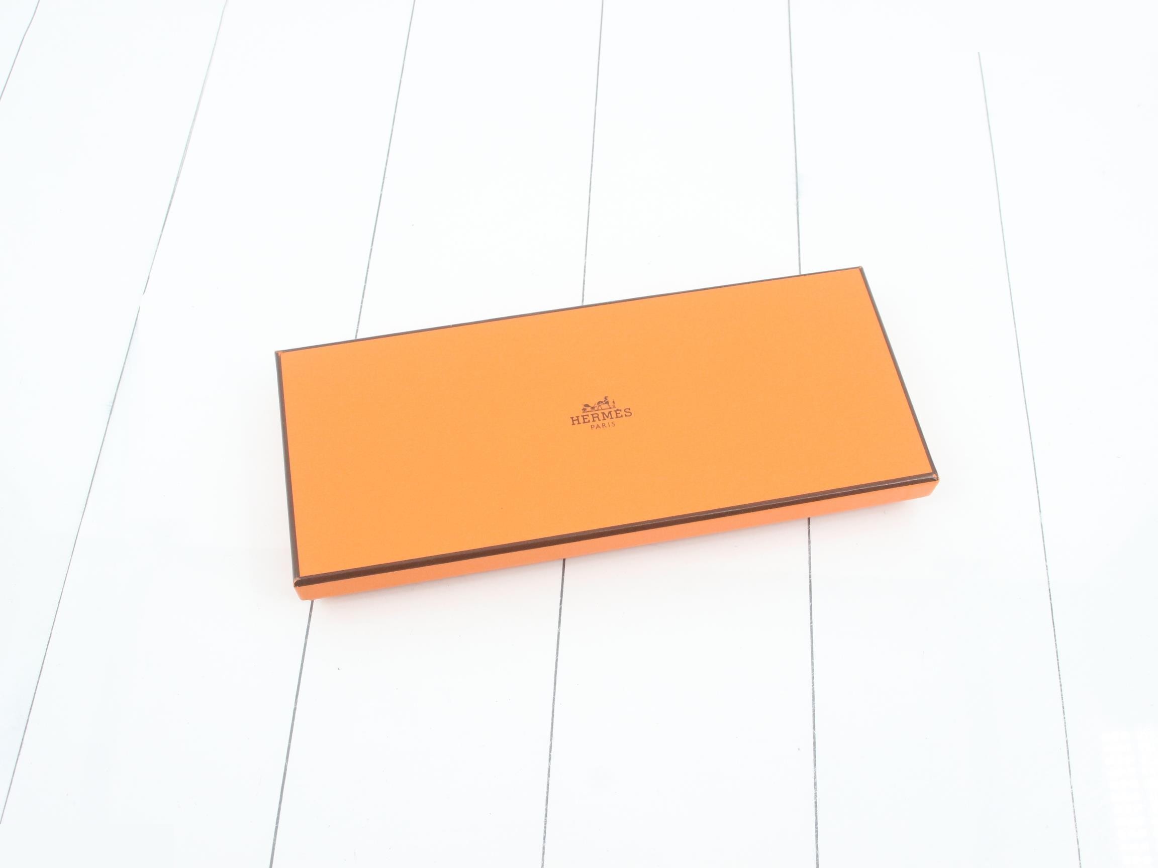Carre scarf, with storage box. — view 4