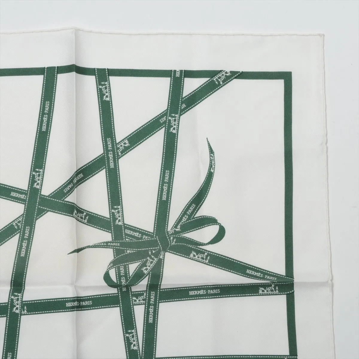 Carre 45 Bolduc Ribbon Scarf Silk White x Green Thread Fuzzing — view 3