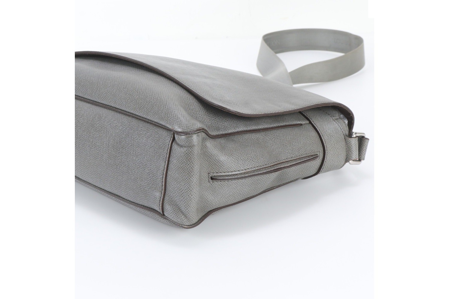 Taiga Roman MM M32623 Leather Shoulder Bag (Crossbody) — view 4