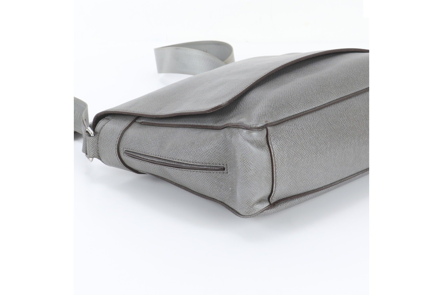 Taiga Roman MM M32623 Leather Shoulder Bag (Crossbody) — view 5