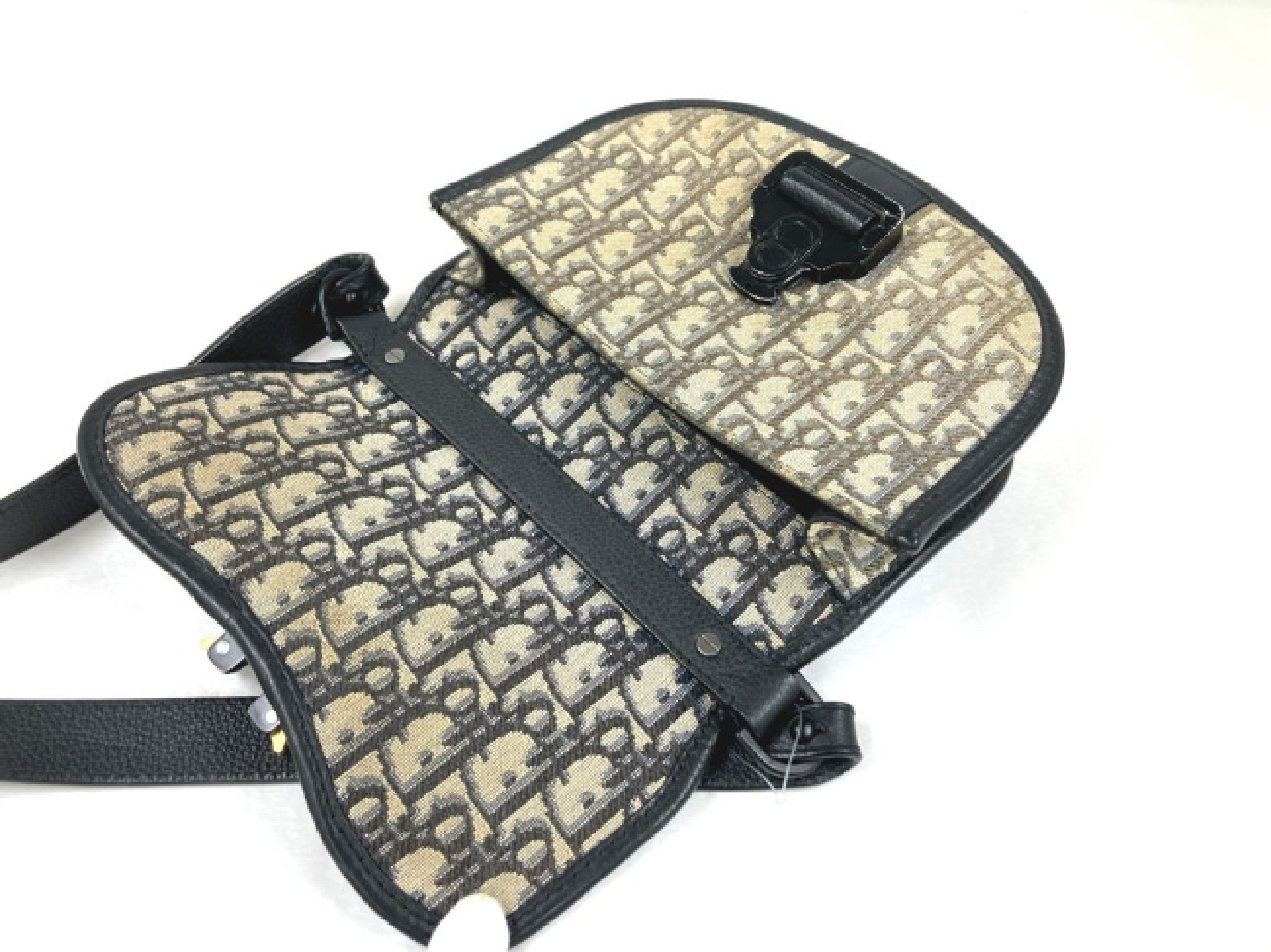 shoulder bag with IC chip detected. — view 7