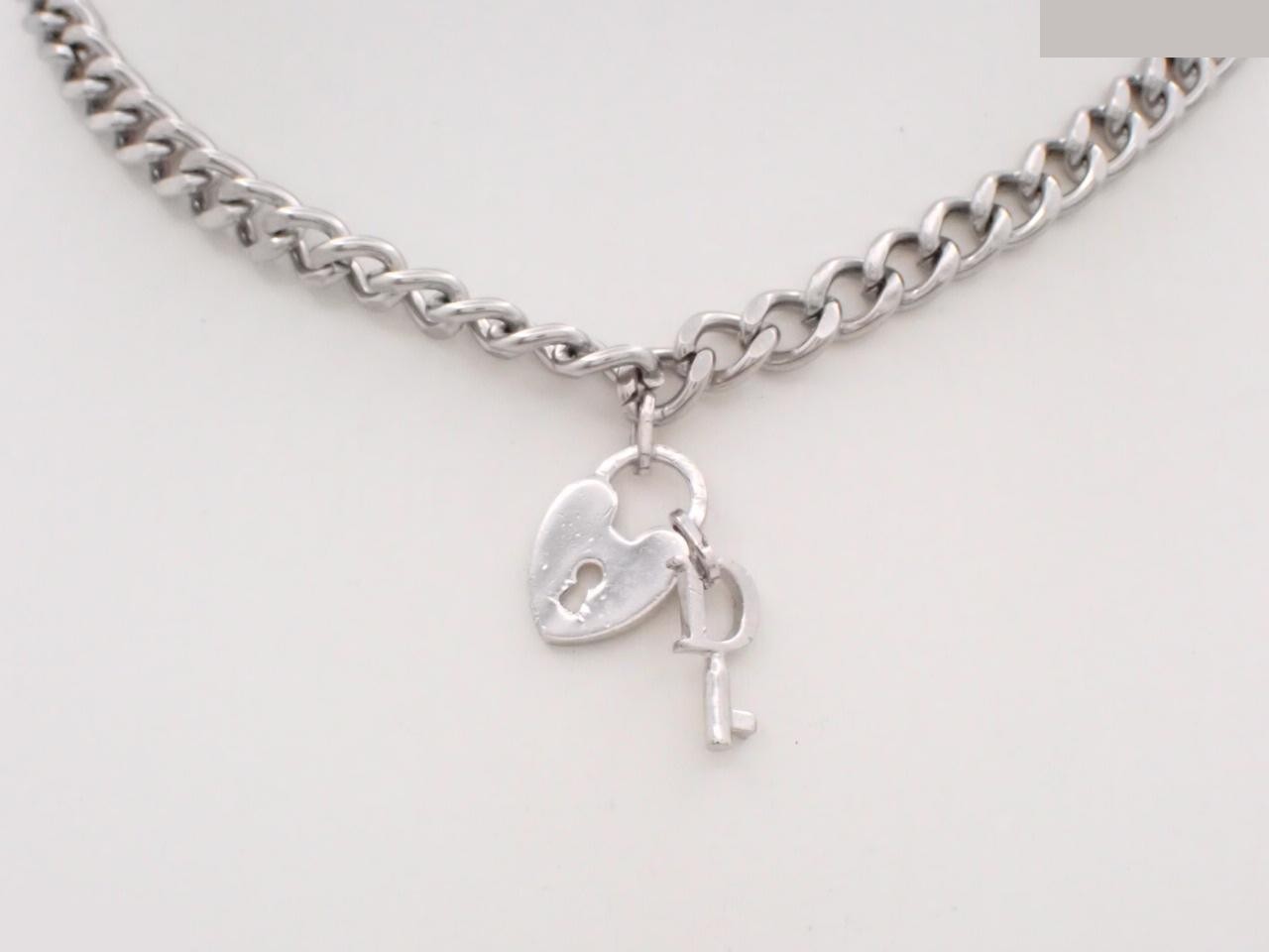 Other line: Precious metals, necklaces, pendants, neck circumference approximately 44 cm.