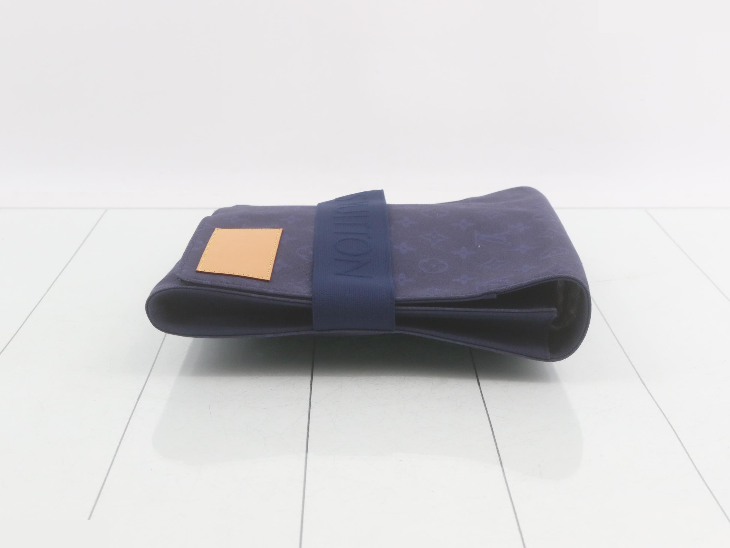 pouch — view 3