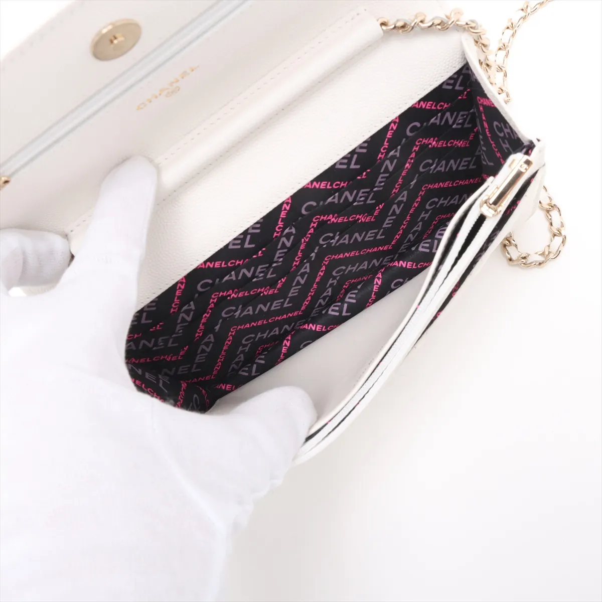 Matelasse caviar skin chain wallet white gold hardware CK19TE83 random plate AP0250 — view 6