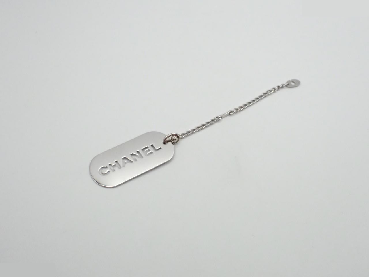 logo plate keychain, 04V, with box.