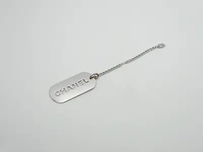 logo plate keychain, 04V, with box.