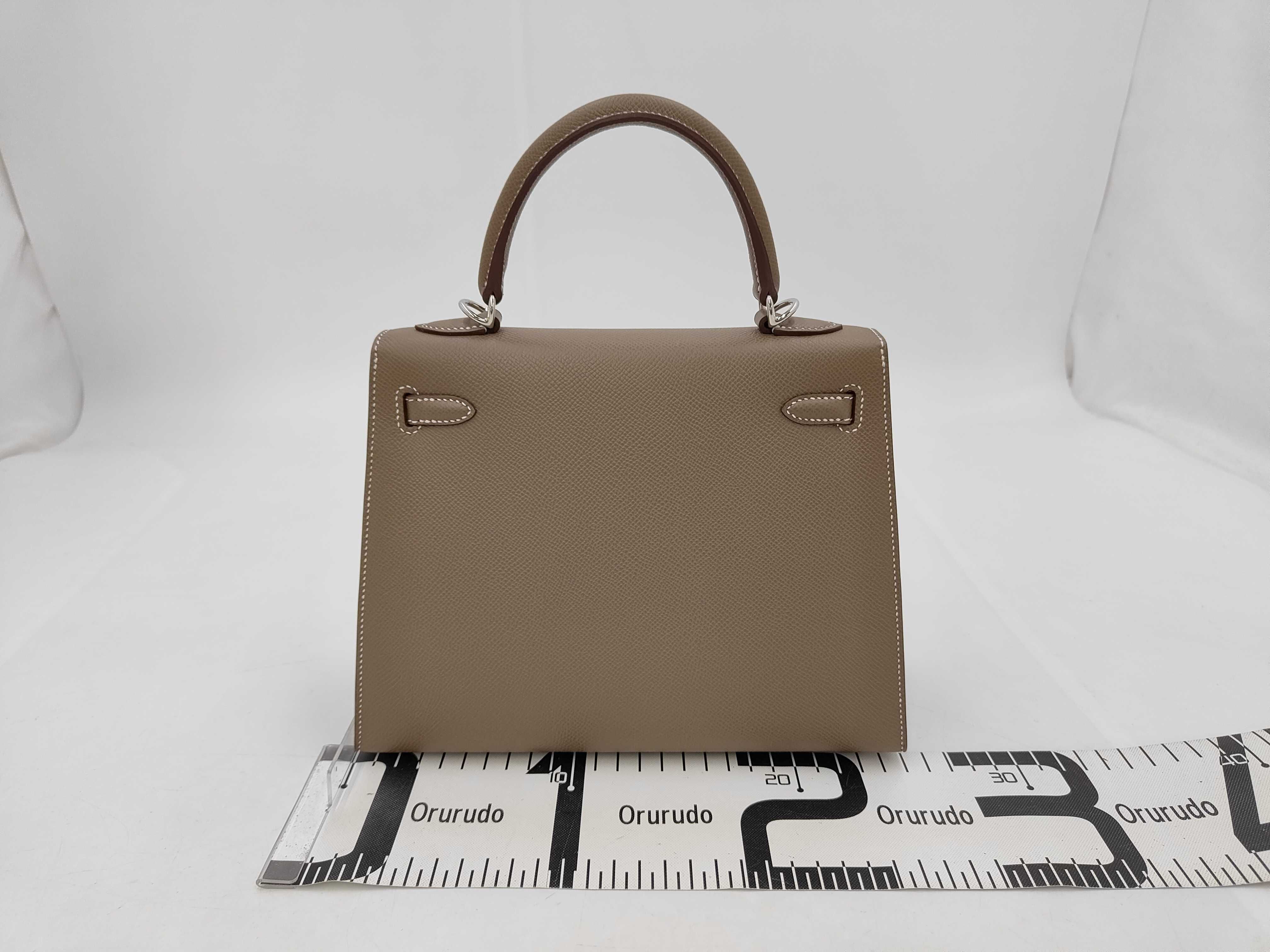 Kelly 25 Sellier Etoupe Epsom Leather Handbag with Silver Hardware (K Stamp) — view 2